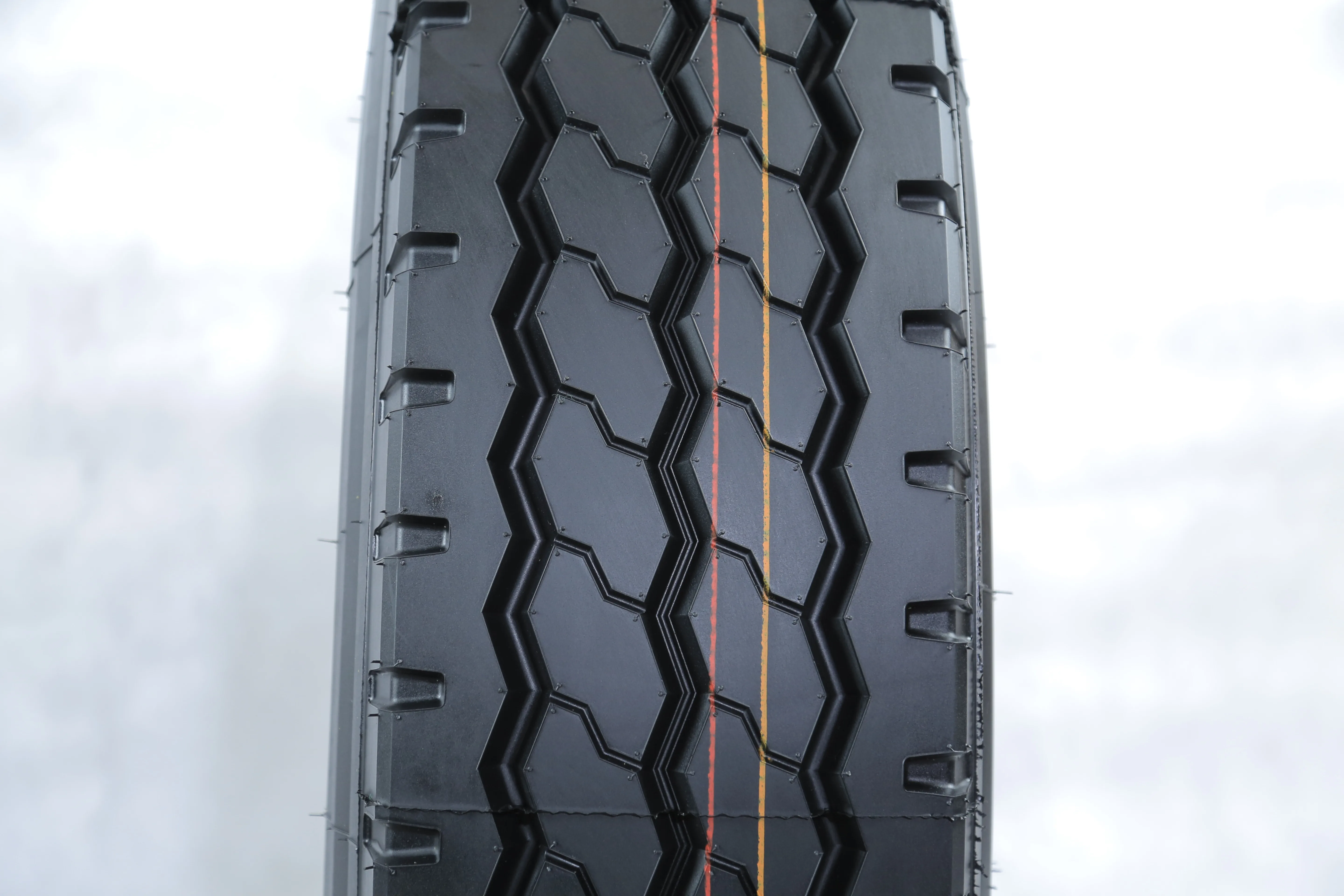 High Quality New Truck Tyre High Performance Radial Design with 18PR Ply Rating Inner Tube 1000r20