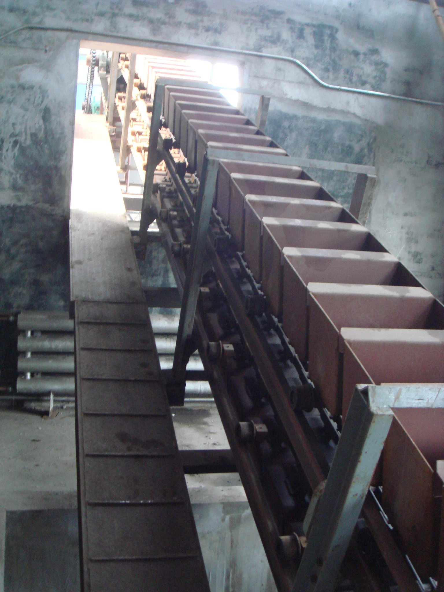 China Conveyor Equipment Chain Bucket Elevator  with hopper for  Slag /ash/Cement Limestone