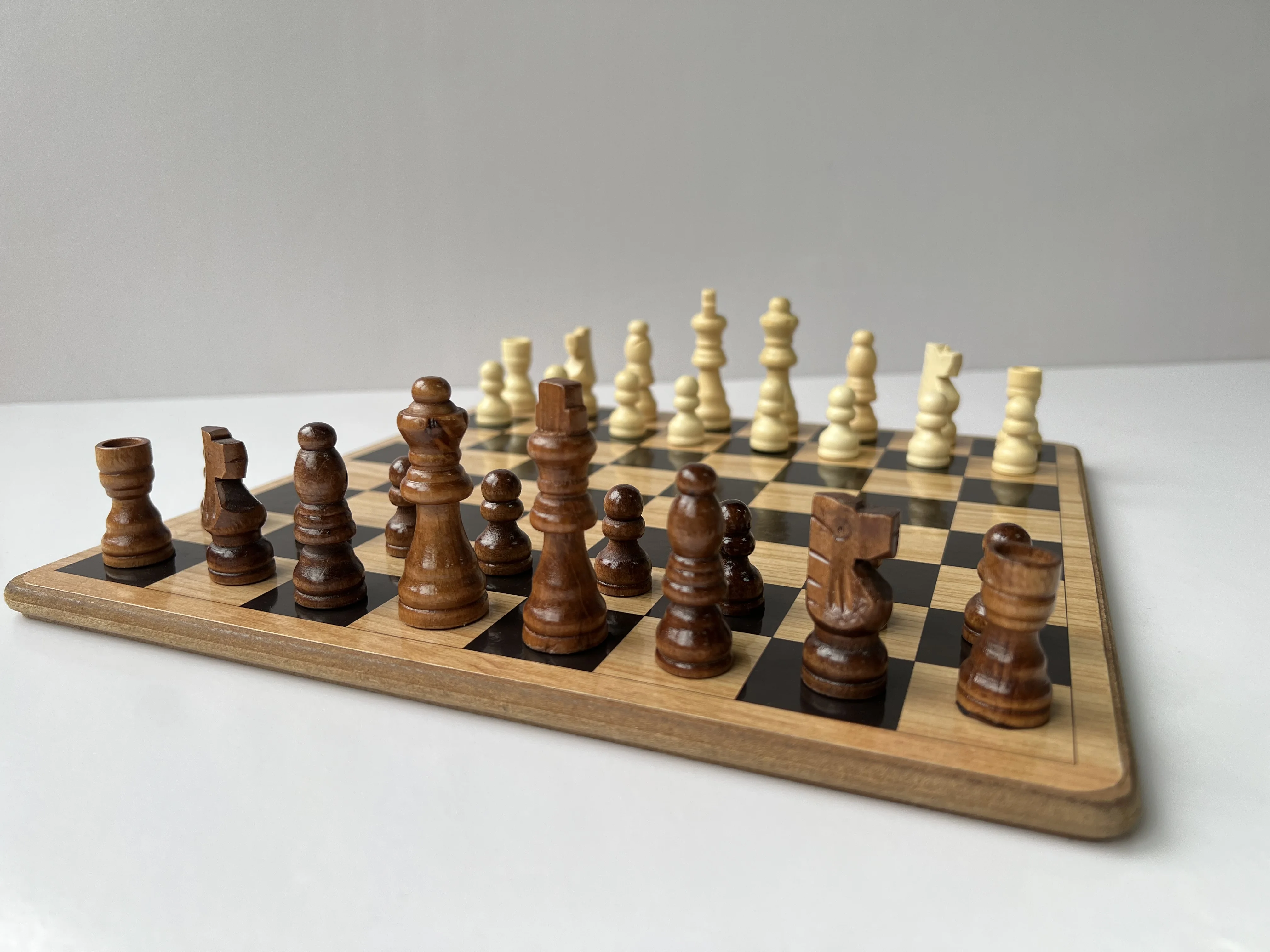 Chess set board game, 32 pieces, suitable for adults and children traveling home game gifts.
