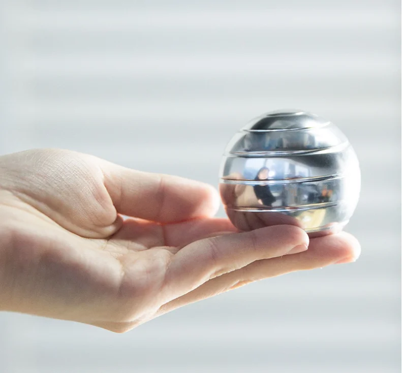 The new desktop decompression ball metal rotating transfer gyro relaxation toys finger gyroscope