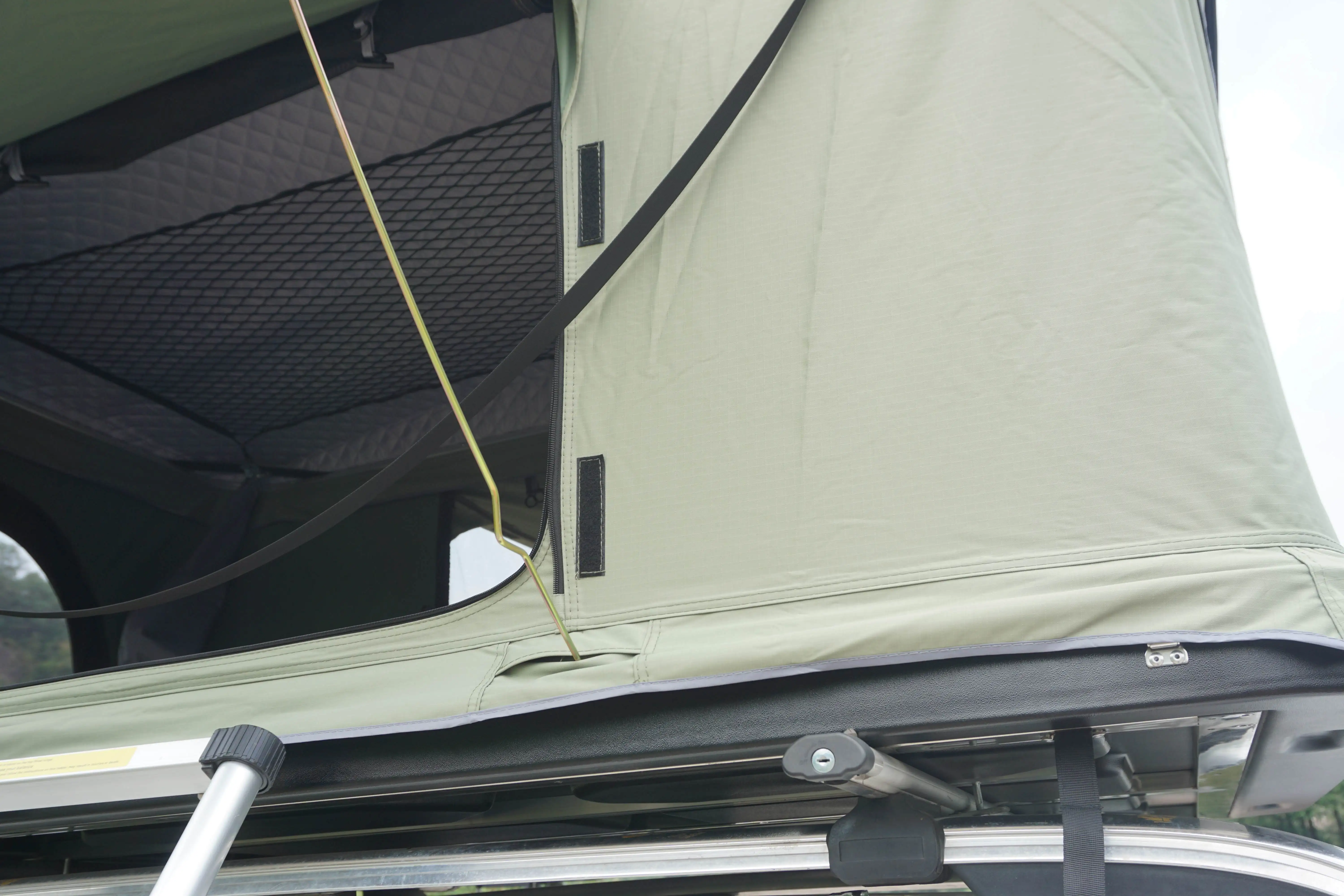 Remaco Outdoor Camping Automatic Car Truck Roof Top Tent ABS Hard Shell Fold Out 4x4 Rooftop Tent Aluminum Pole Canvas Fabric