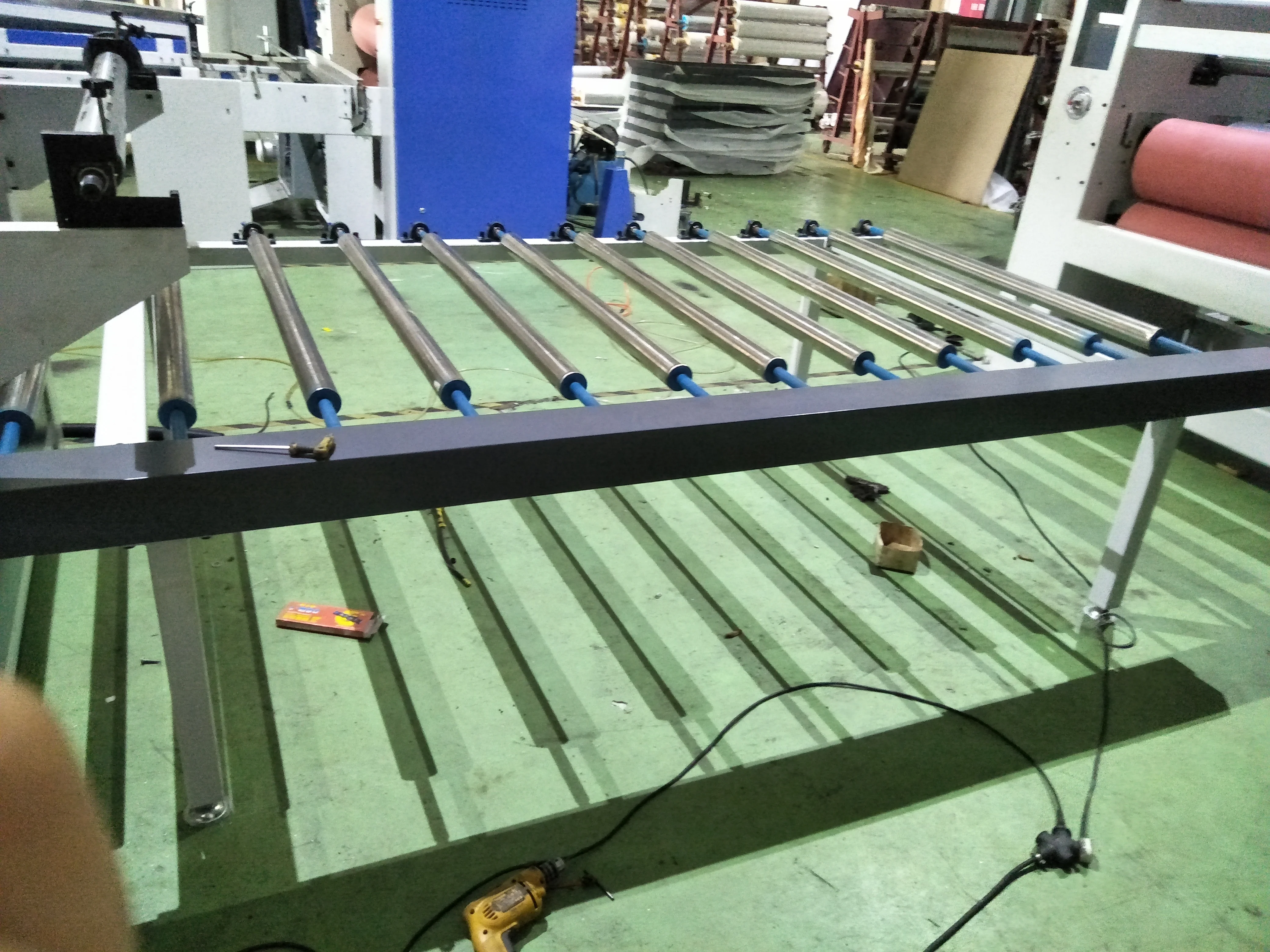 TC Высококачественная многофункциональная деревообрабатывающая машина ПВХ/бумага прилипающая для ламинирования холодного клея