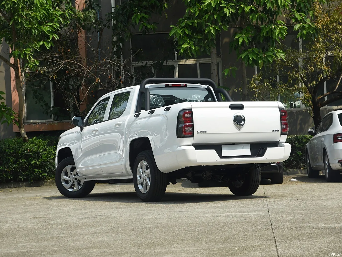Hot sale GWM POER KINGKONG pickup truck 2024 model 2.0T gasoline 8AT 2WD Flat box GW4C20B