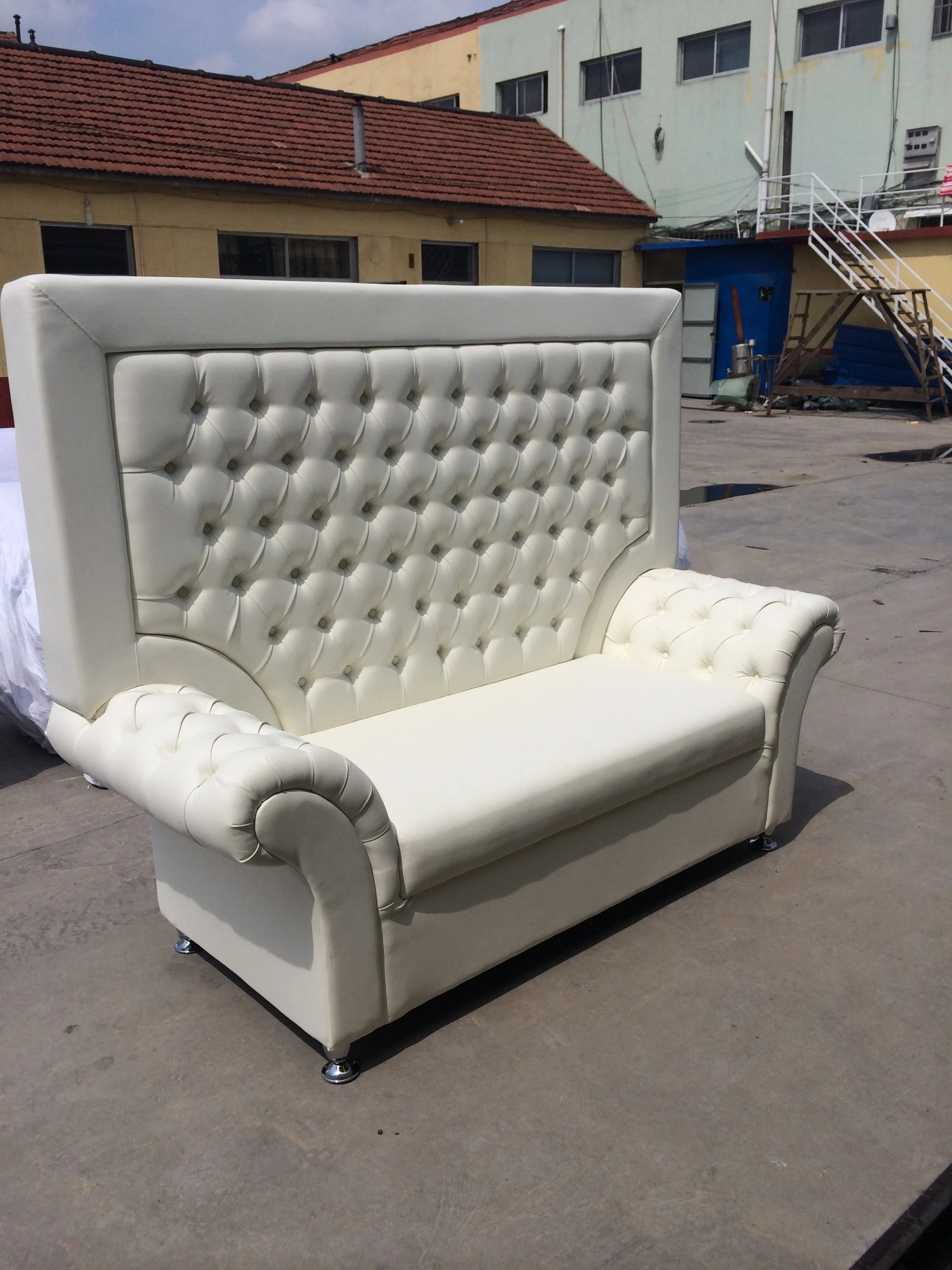 Белый кожаный диван с кристаллическими