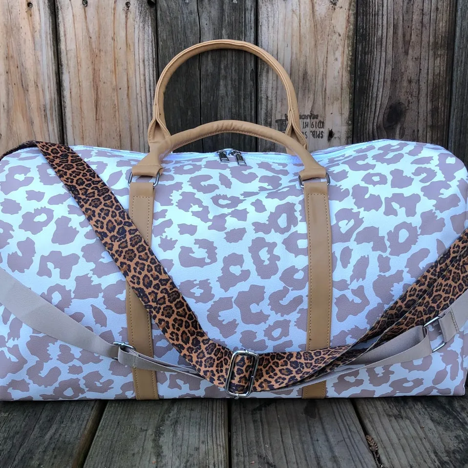 RTS Leopard Weekender Bag Cow Travel Duffle Tote Bag PU Leather Overnight Shoulder Bag with Adjustable Shoulder Strap DOM1171065