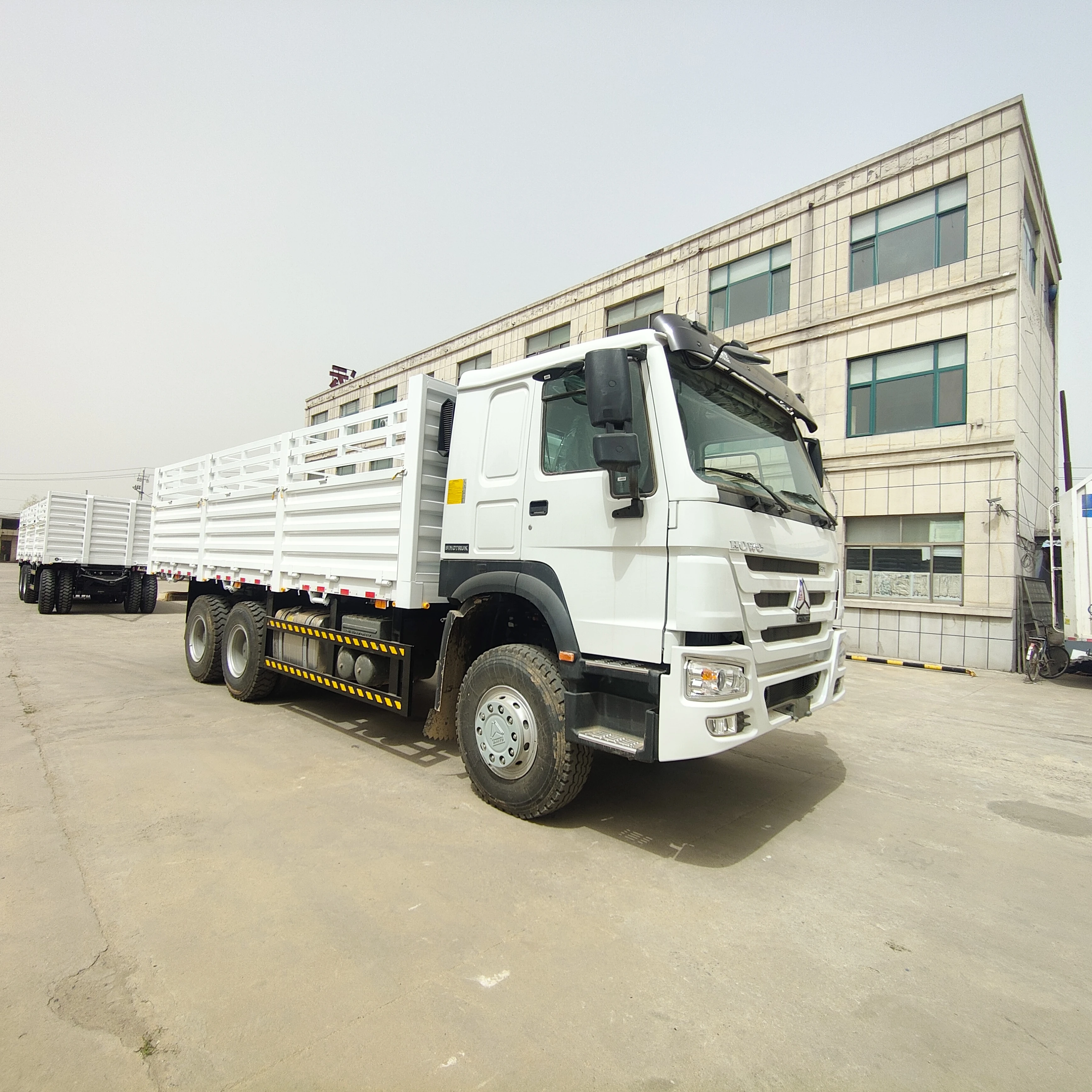 Hot Selling Good Quality SINOTRUCK HOWO 6*4 10 Wheels 371HP 380HP 400HP Cargo Fence Truck for Sale