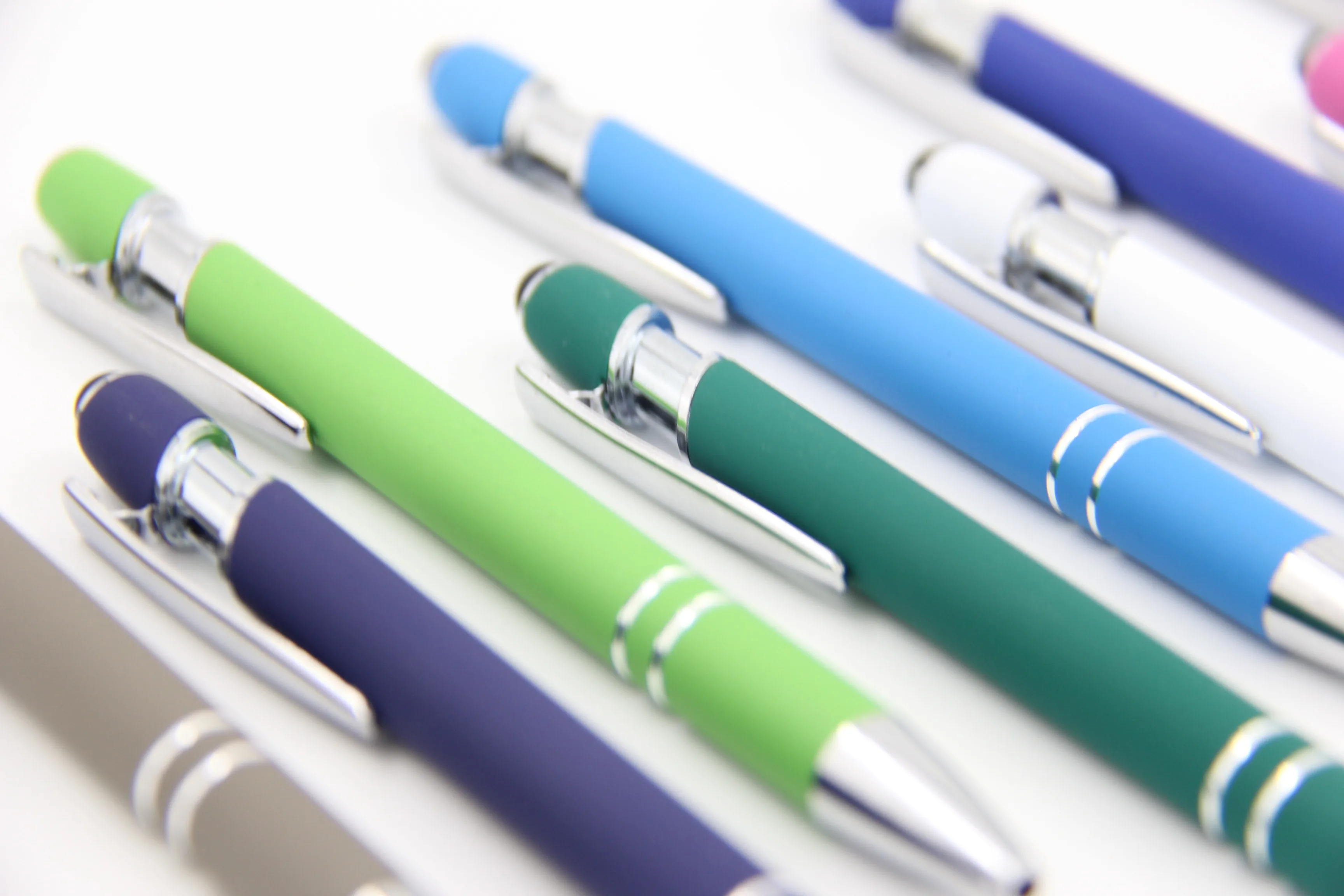 Профессиональное производство, дешевая рекламная шариковая ручка со стилусом и резиновой ручкой, Новинка