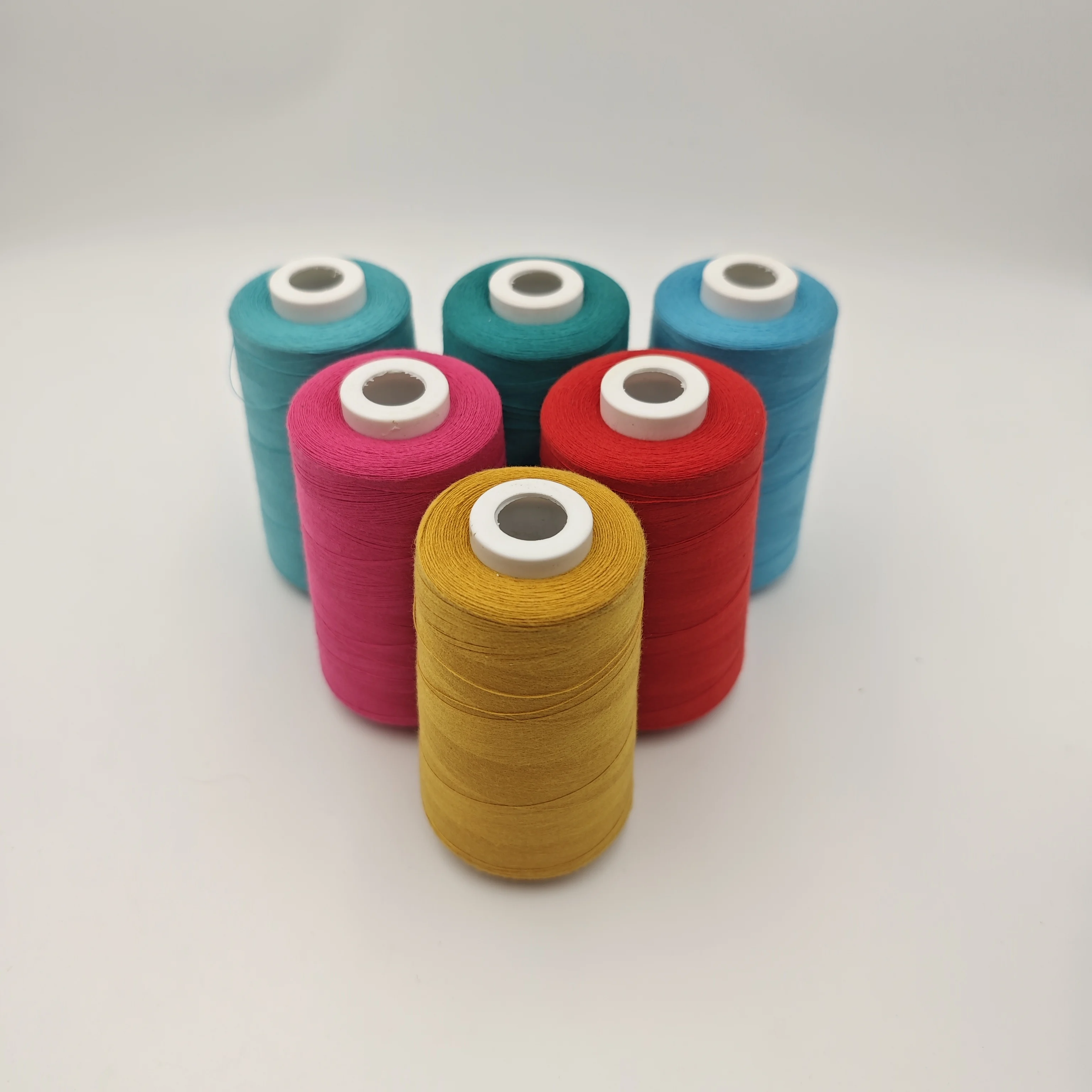 Оптовая продажа заводская цена 40/2 65 г 3000 ярдов 5000yds галантерейный пошив 100% полиэфирная пряжа для шитья