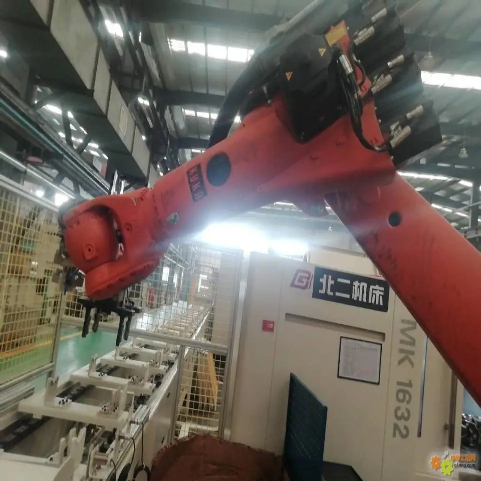 6 Axis Pick and Place Robot Arm Industrial Robotic KUKA Handling KR20 R1810 With Gripper Or Robot Fixture Accessories In Plant