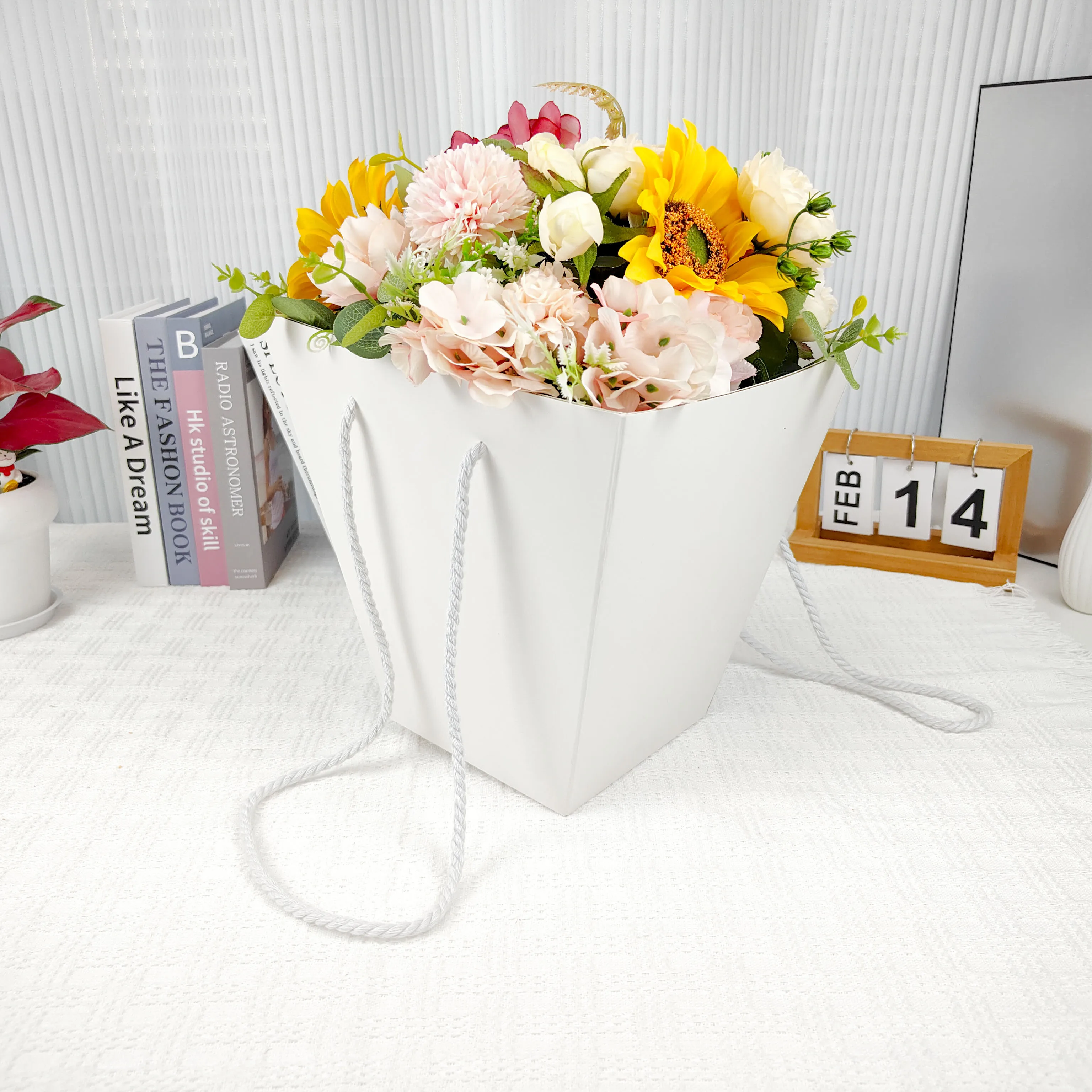 Customized Superior Quality Floral Decorative Carrying Flower Bag With Handle For Bouquets