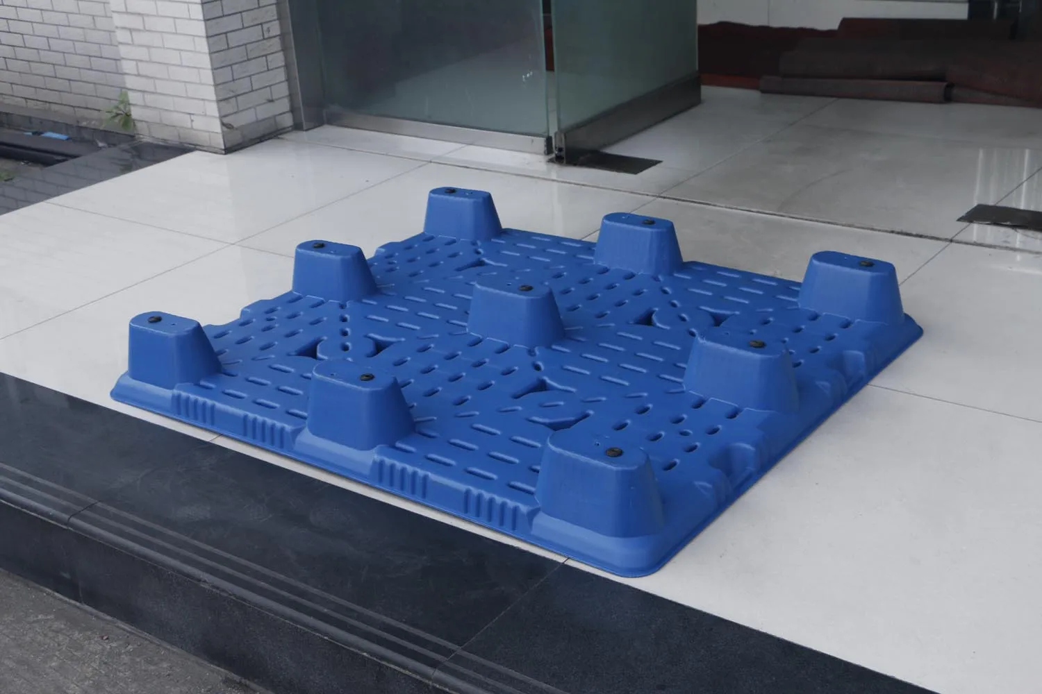NEXARA 1311 1300*1100*150mm Single Faced Euro Plastic Pallet Nine Runner Blow Molding for Warehouse Storage and Shipping
