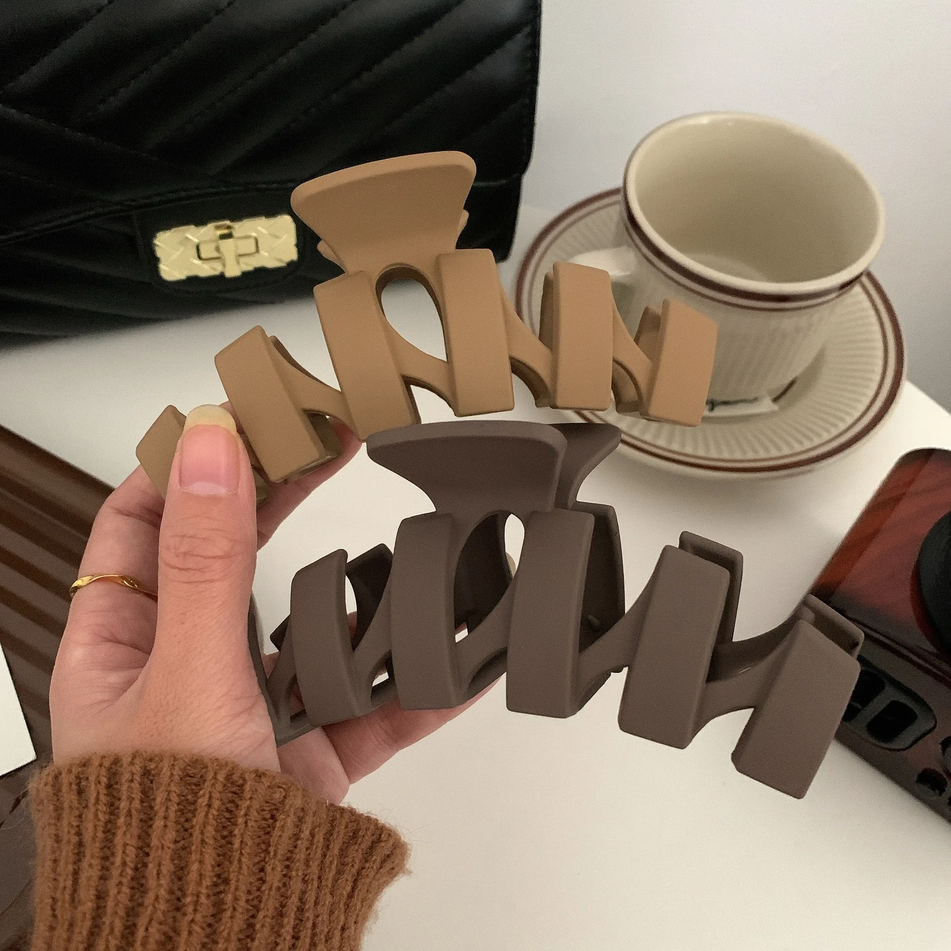 GIRLIZE Wholesale Women Solid Color 13cm Extra Large Plastic Acrylic Matte W Shape Wave Hair Claw Clip Hair Clamp For Thick Hair