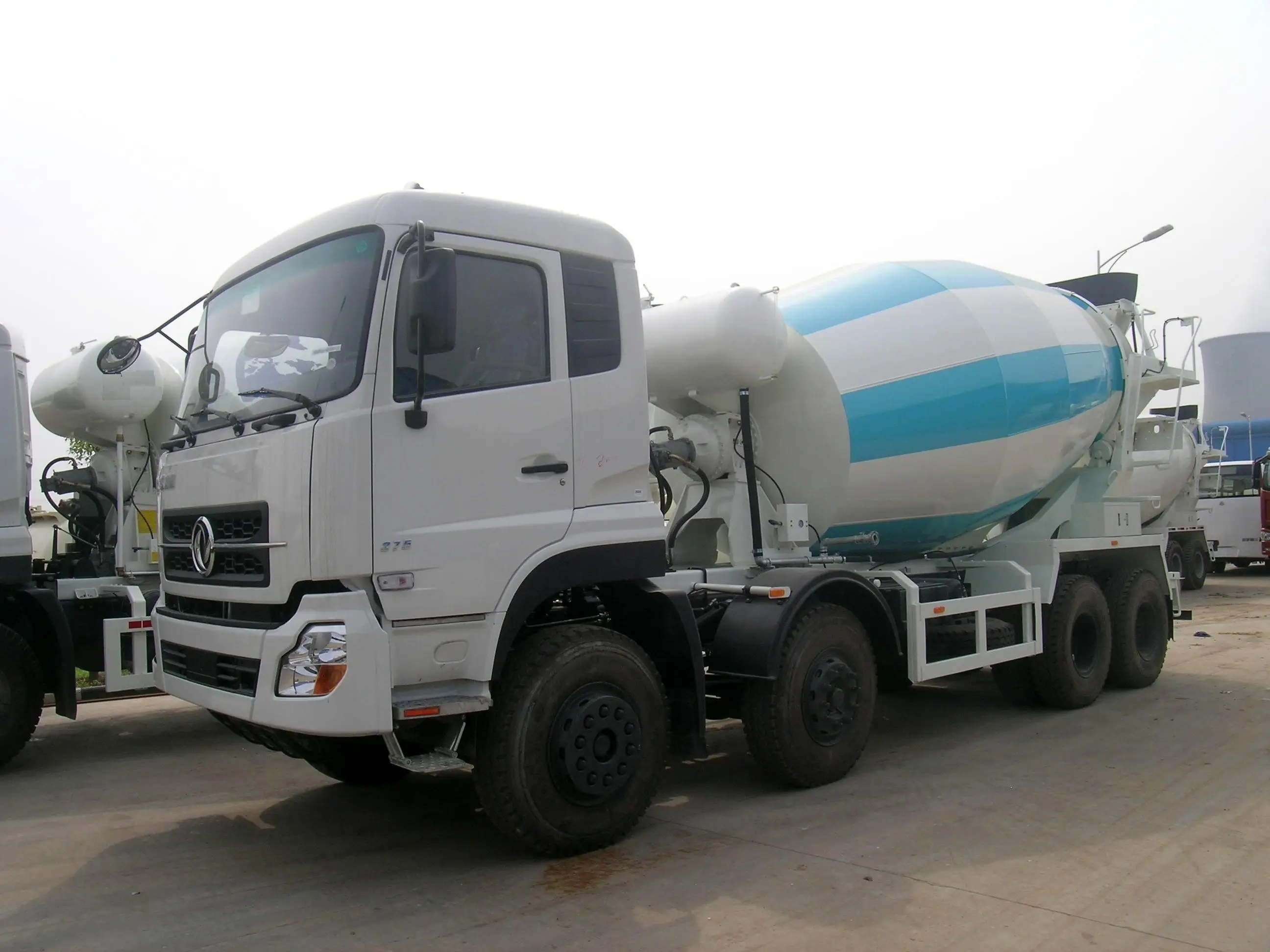Новинка бетономешалка Dongfeng 8 by4 10 12 куб. М автобетономешалка