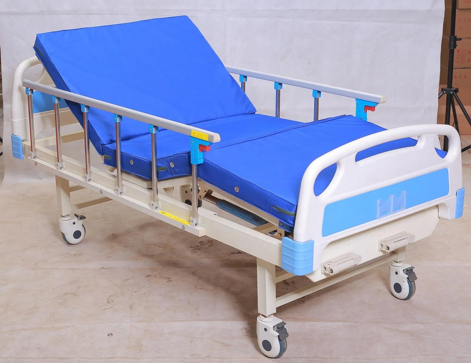 
Factory Medical Furniture Equipment 2 Functions Manual Hospital Bed with ABS Head Foot Board 