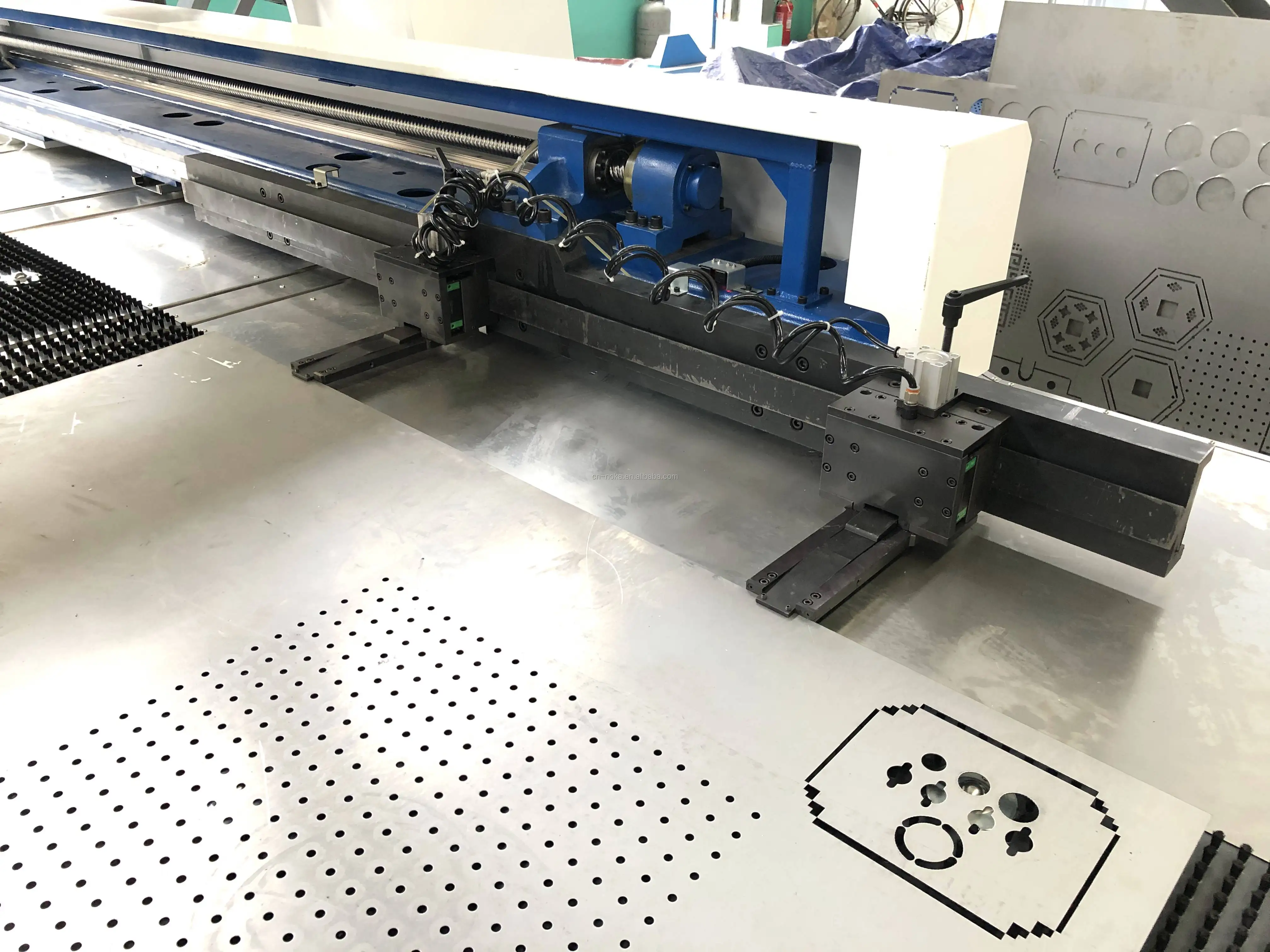  24/32 станция закрытого гидравлического CNC барабанного штамповки/CNC пресса/CNC штамповочный