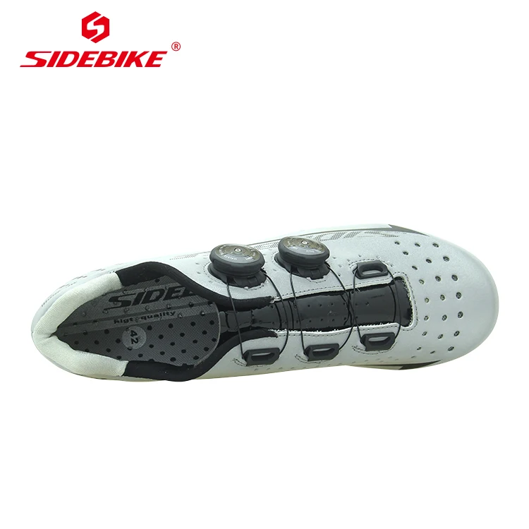 Riding shoes with reflective effect for safer nighttime riding