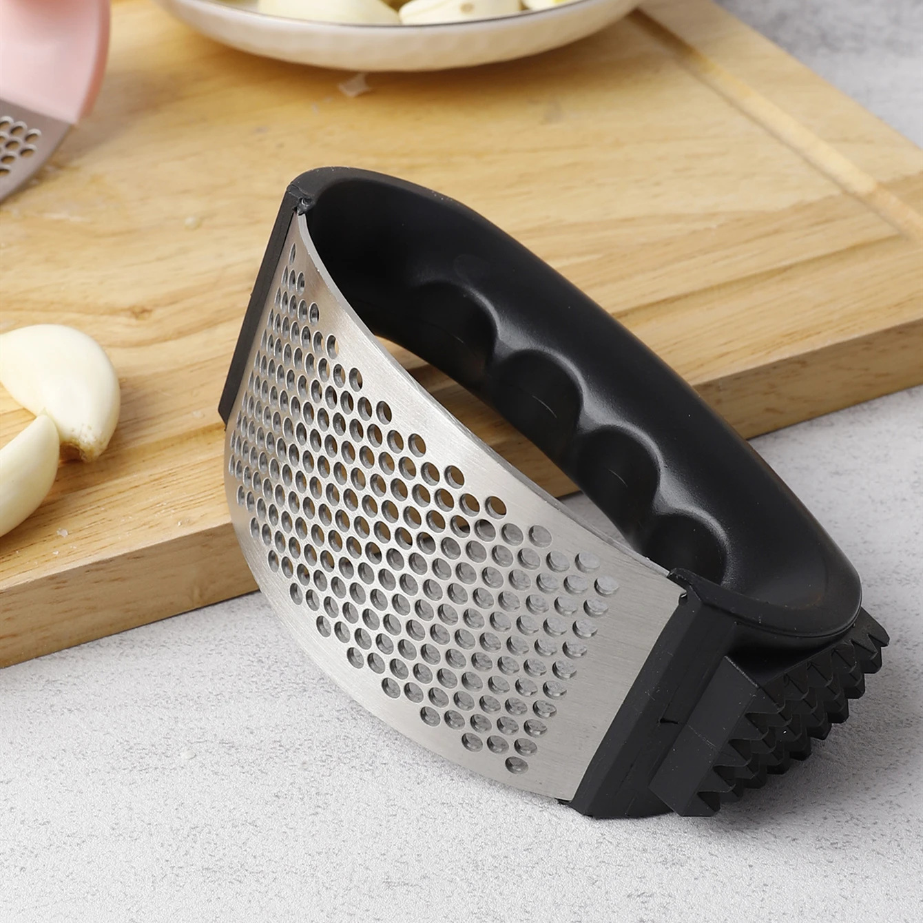 Kitchen fruit & vegetable tools pink black green soft handle arc shape pp stainless steel manual garlic press