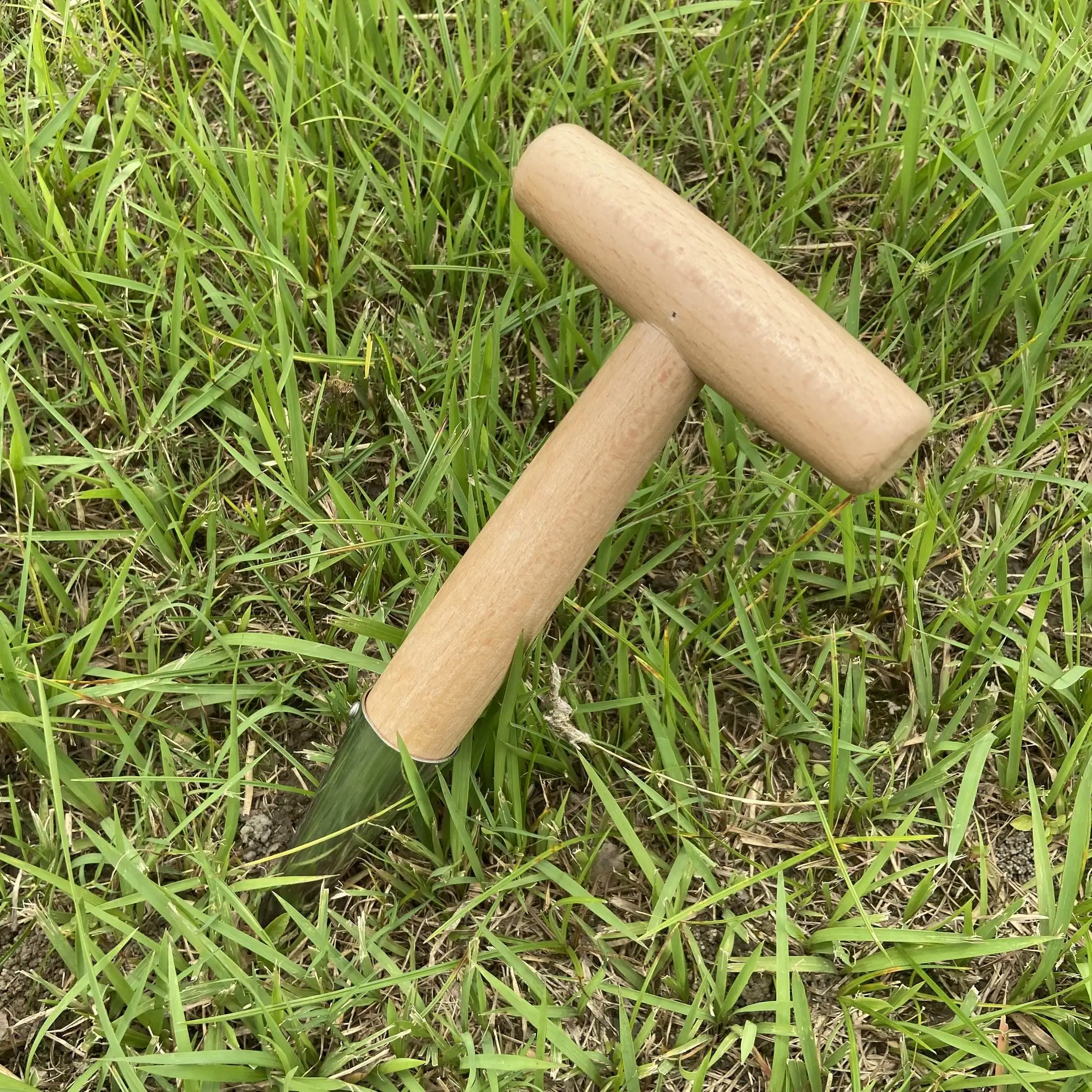 Manufacturer Supply Wood Handled Stainless Steel Sow Dibber for Digging Seeding Transplanting Loose Soil