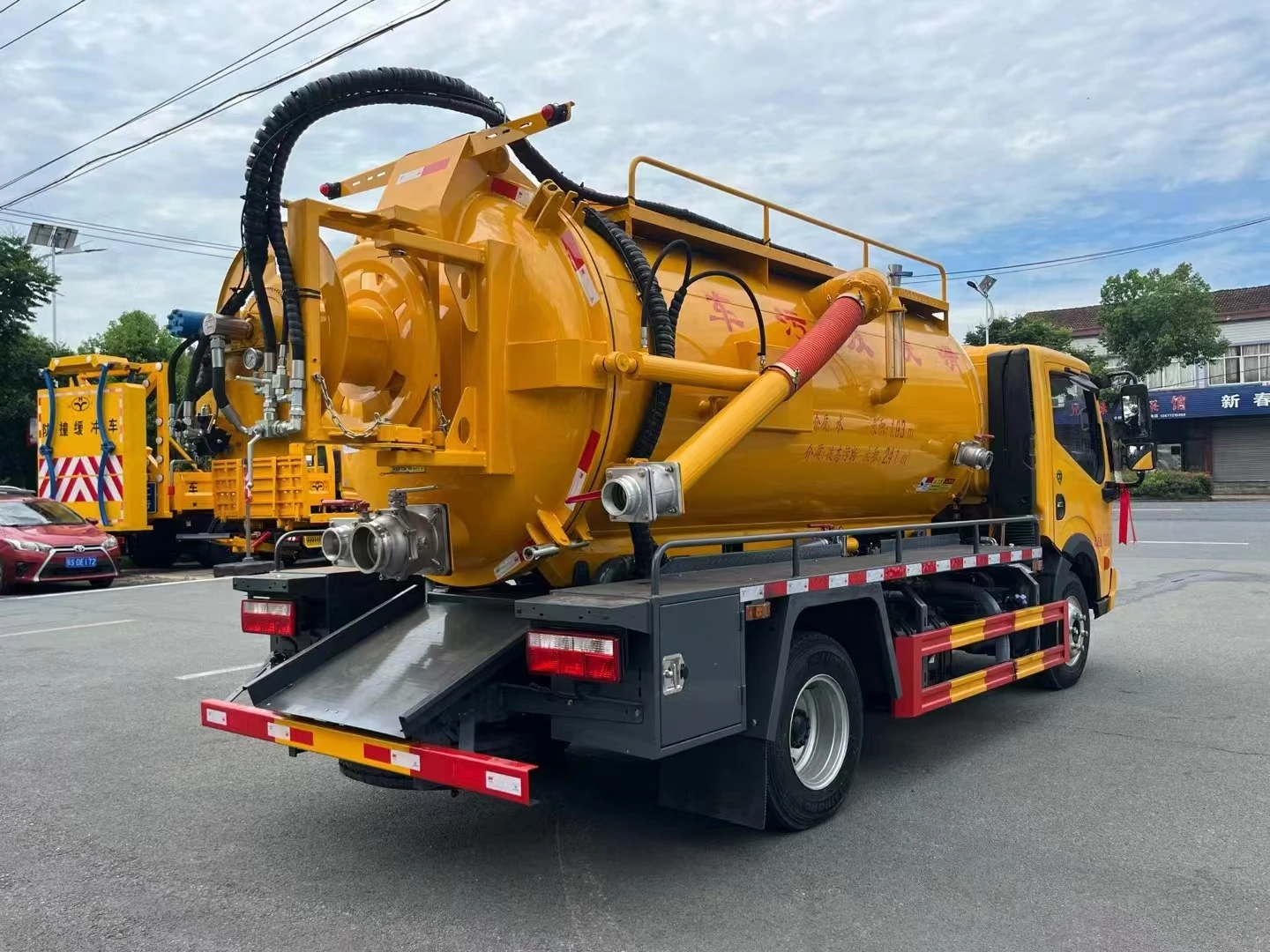 The New Dongfeng High Pressure Cleaning Vehicle Can Be Used for Pipeline Dredging of Fertilizer Pond Waste Water Pumping