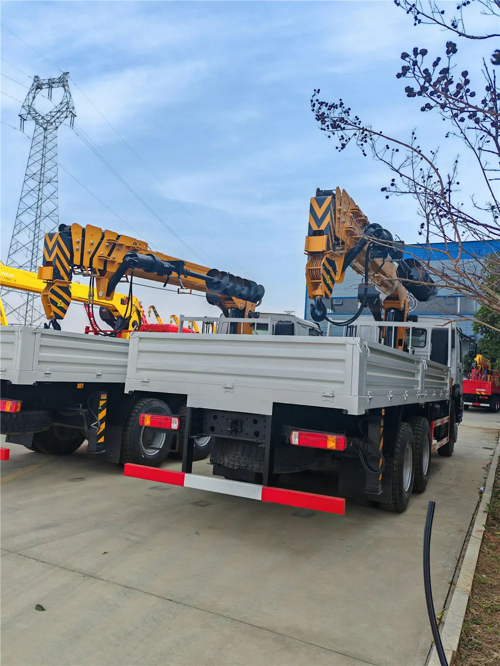 6x6 howo manipulator truck crane 7 ton with auger for hole 2500mm deepness 350mm diameter