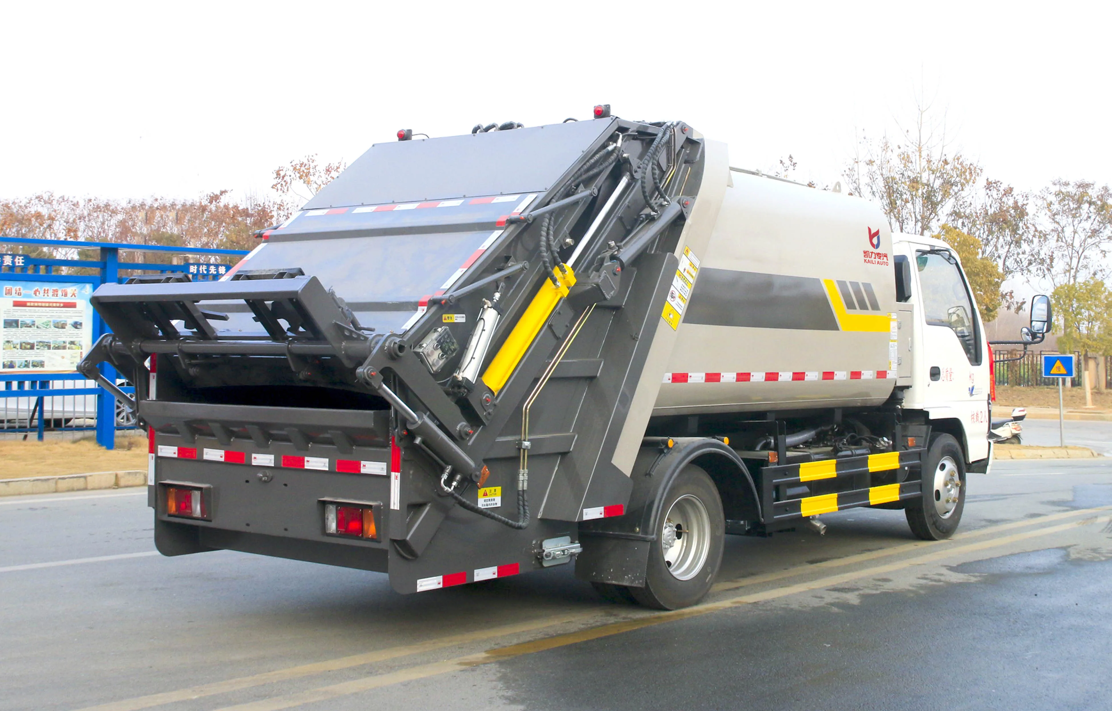 China dongfeng 4*2 compressed garbage truck  115HP  6cubic meter sanitation garbage truck factory