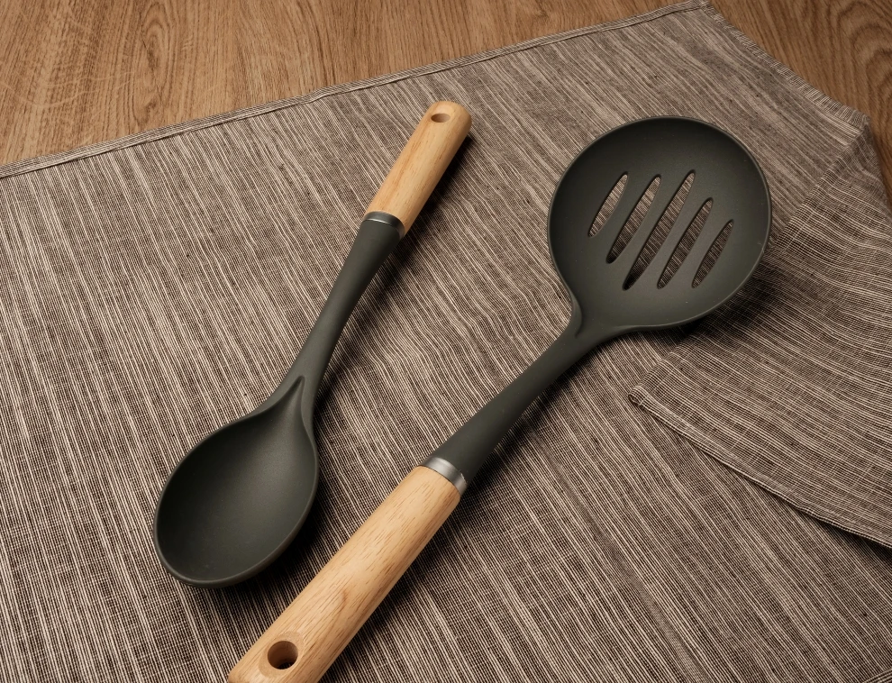 Wholesale Cooking Tools Non Stick Durable Nylon Kitchen Utensils Set 6pcs set with Wooden Handle