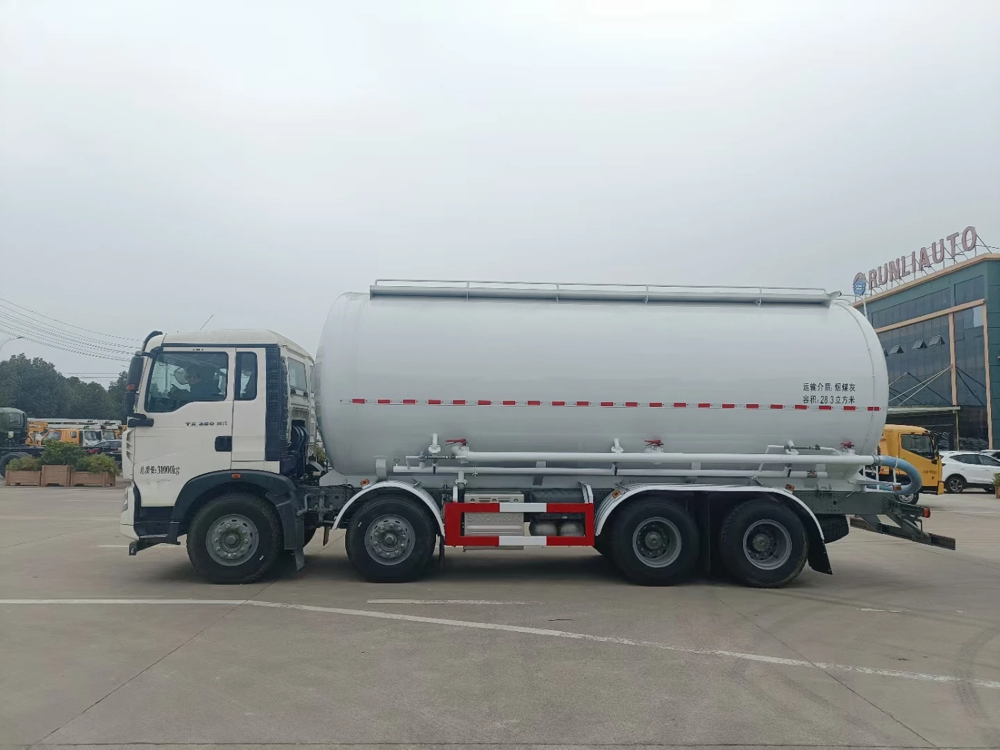 China hot sale  SINO truck  HOWO  8x4   36 m3  dry powder tank truck  30 tons  12 wheels  bulk powder goods tanker truck