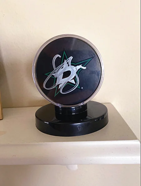 Acrylic Black Base Hockey Puck Souvenir Display Case Free Engrave Autograph Collectibles Ice Hockey Display Holder