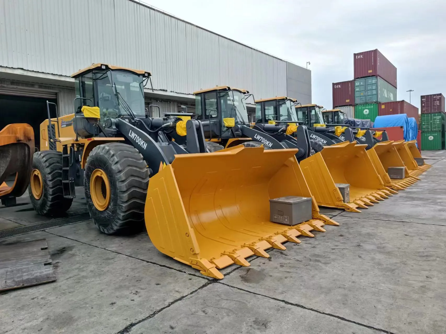 Фронтальные погрузчики LW700 LW700FN LW700KN с номинальной нагрузкой емкостью 7 Т ковшом 6cbm для Алгерии лидер продаж