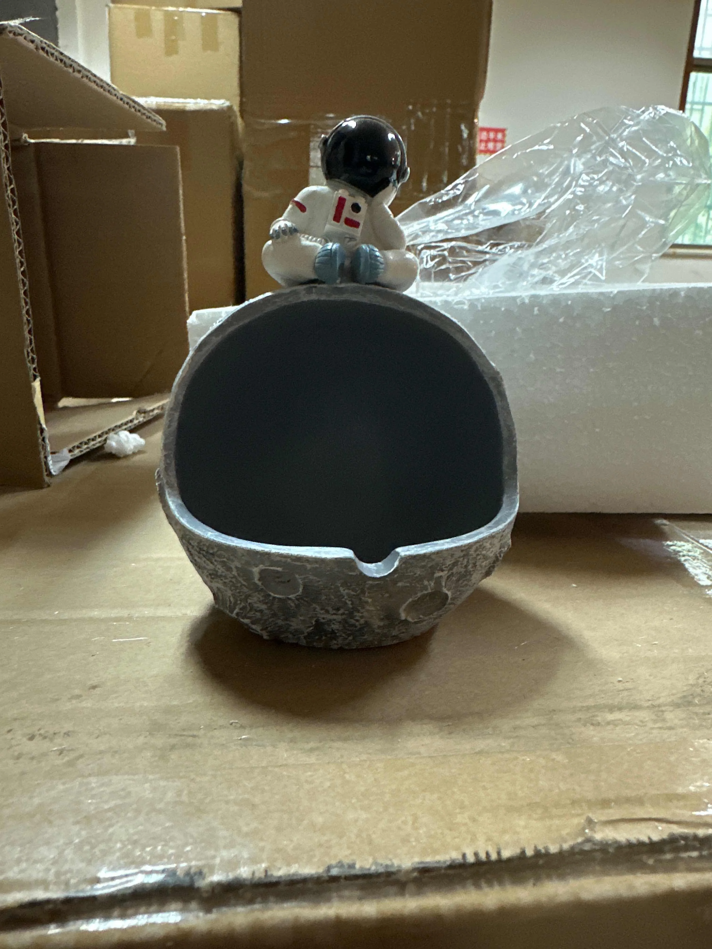 custom logo air smokeless portable cigar ashtray wind proof smokeless astronaut ceramic ashtray with lid