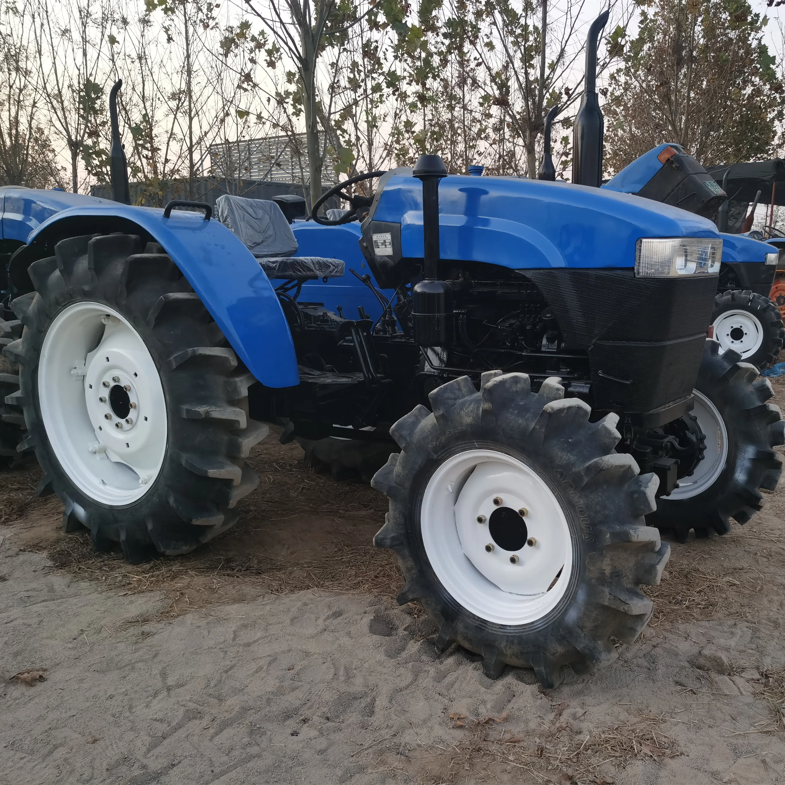  Сельскохозяйственный трактор New Holland
