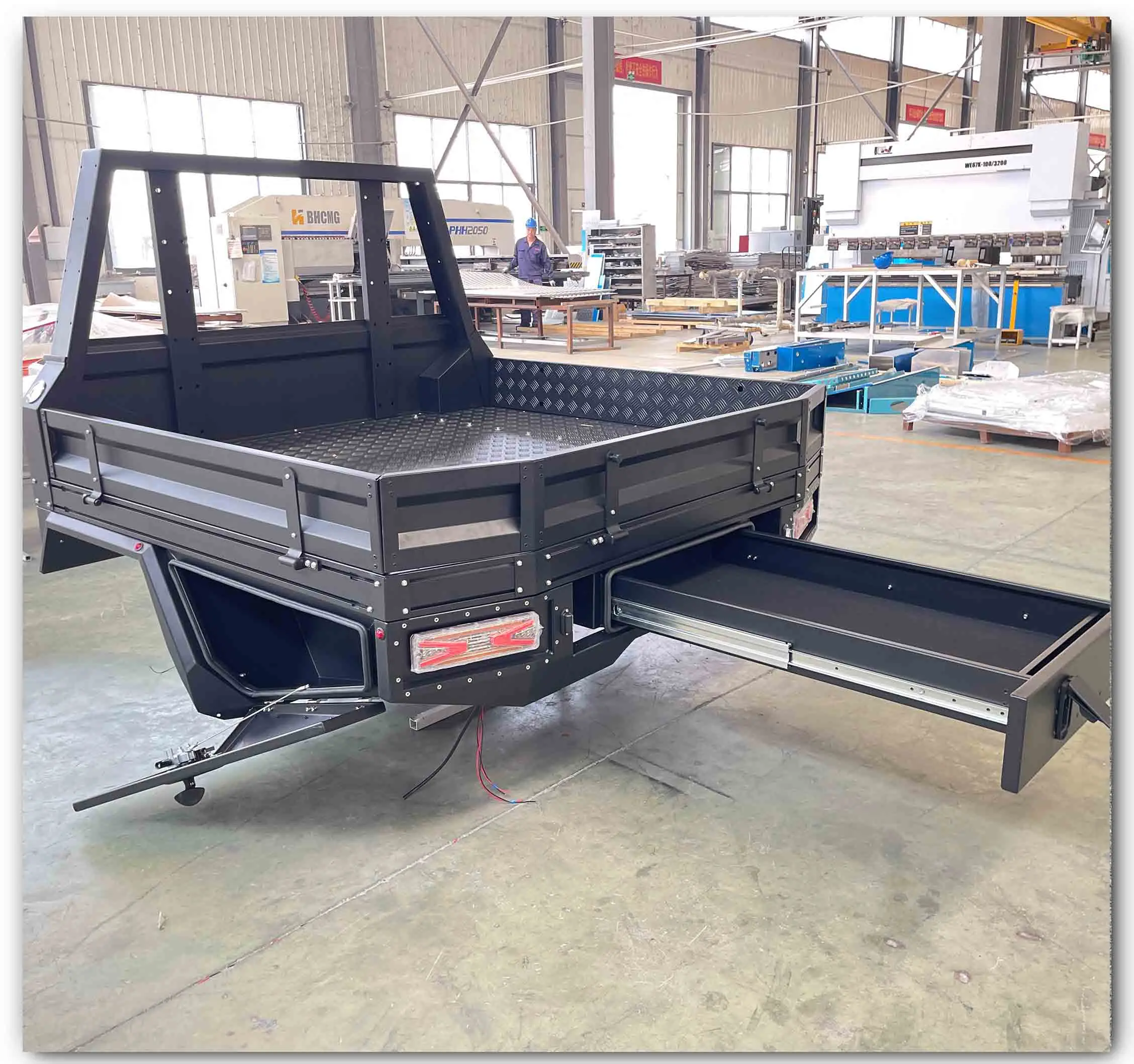 aluminum Water Tank in the headboard of Ute Tray for 4x4 Pickup and Truck Ute Canopy