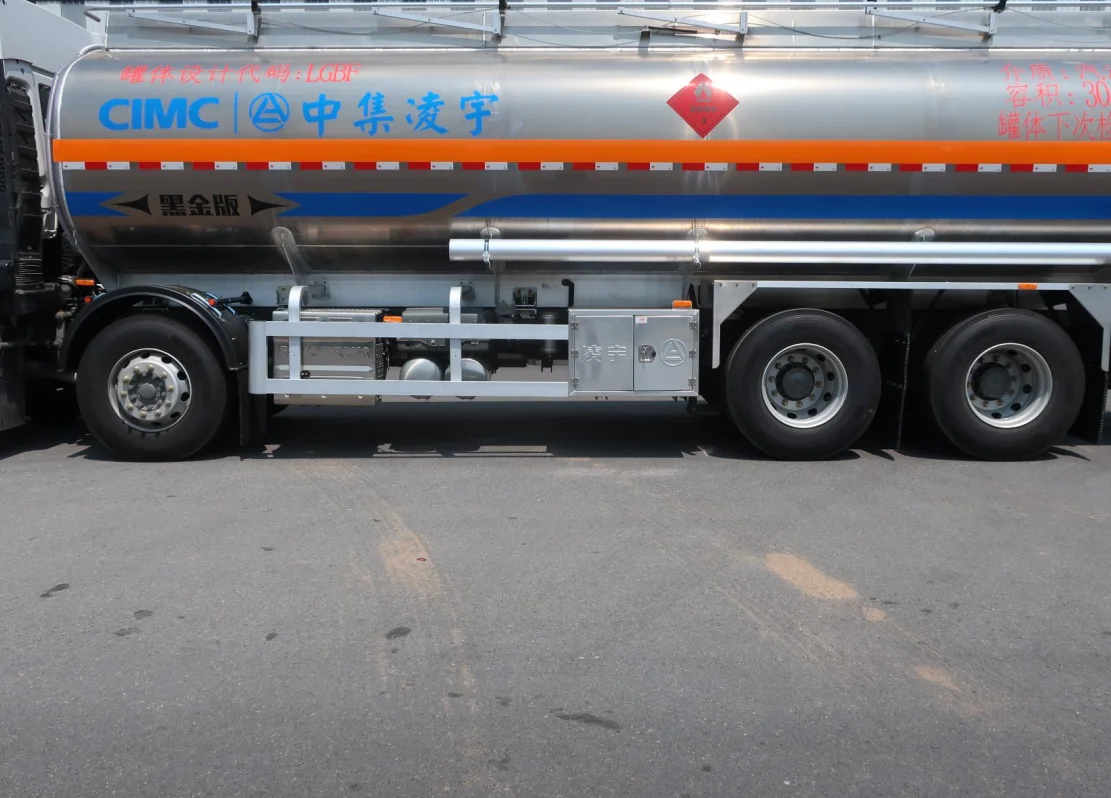 8*4 16000~20500 Liter Oil Gasoline Tanker Truck Hot Sale Transport Fuel Tank Left Drive