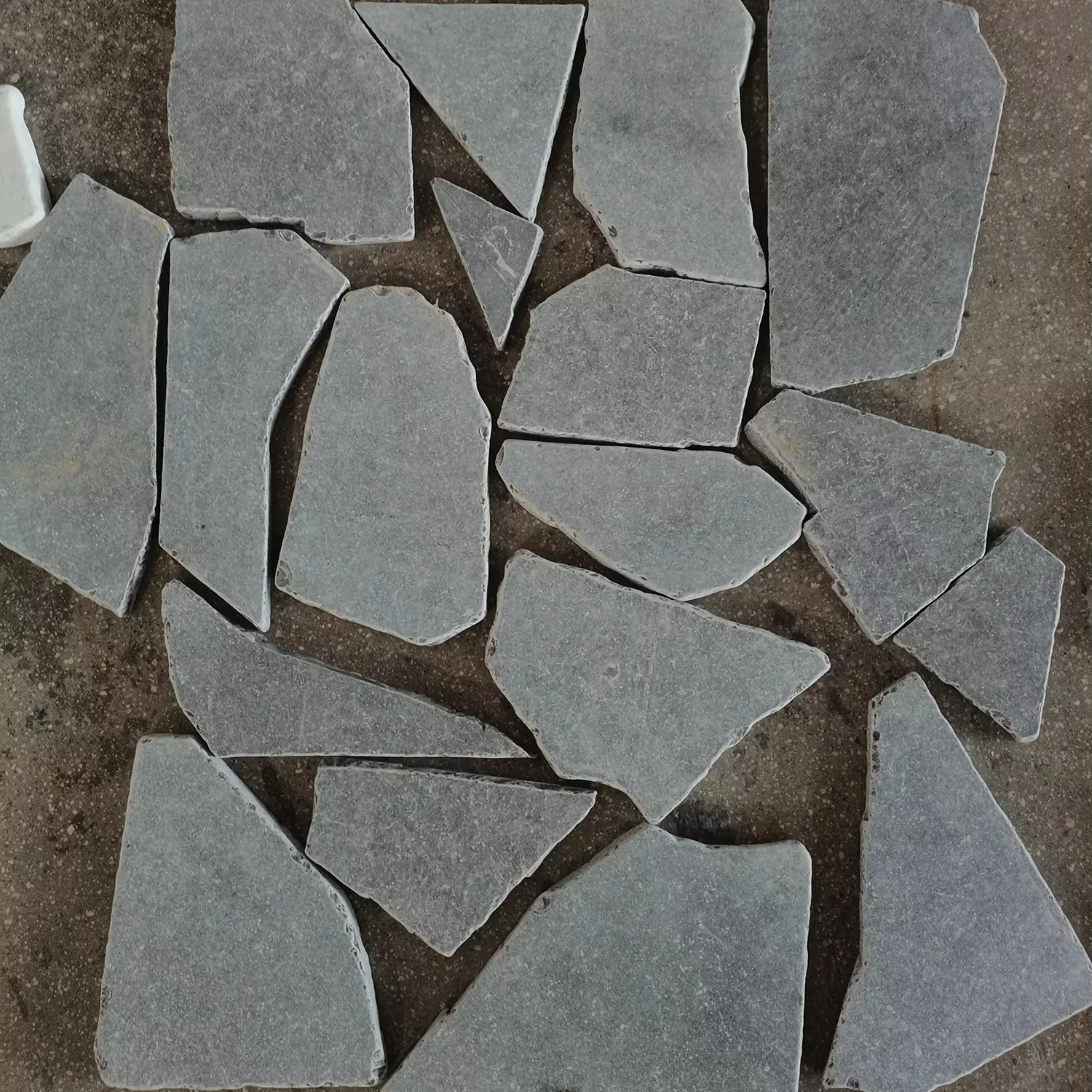China Manufacturing Cheap Good Quality Travertine Tumbled Marble Random Broken  paver meaning walkway Mosaic Tile