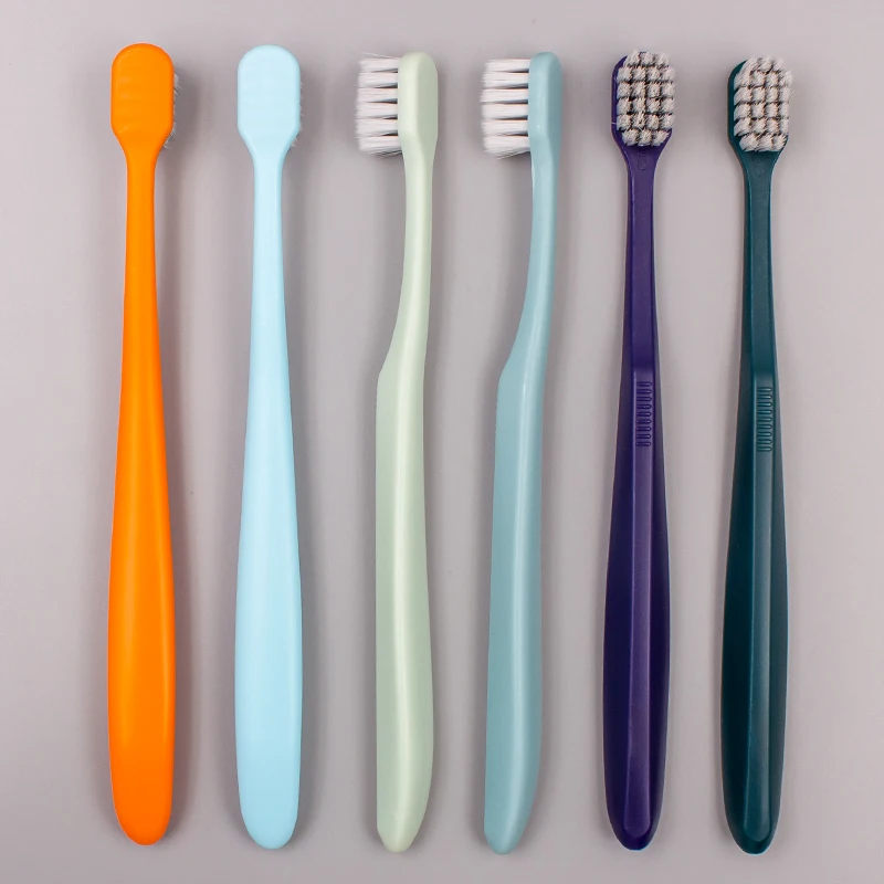 Классическая цветная зубная щетка с нескользящей ручкой мягкая нейлоновая щетина для дома