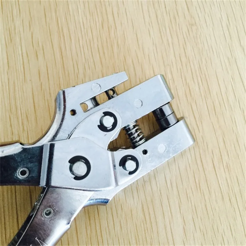
Metal Handheld Hand Tool Grommet Eyelet Plier with 100 Clothes Rivet 