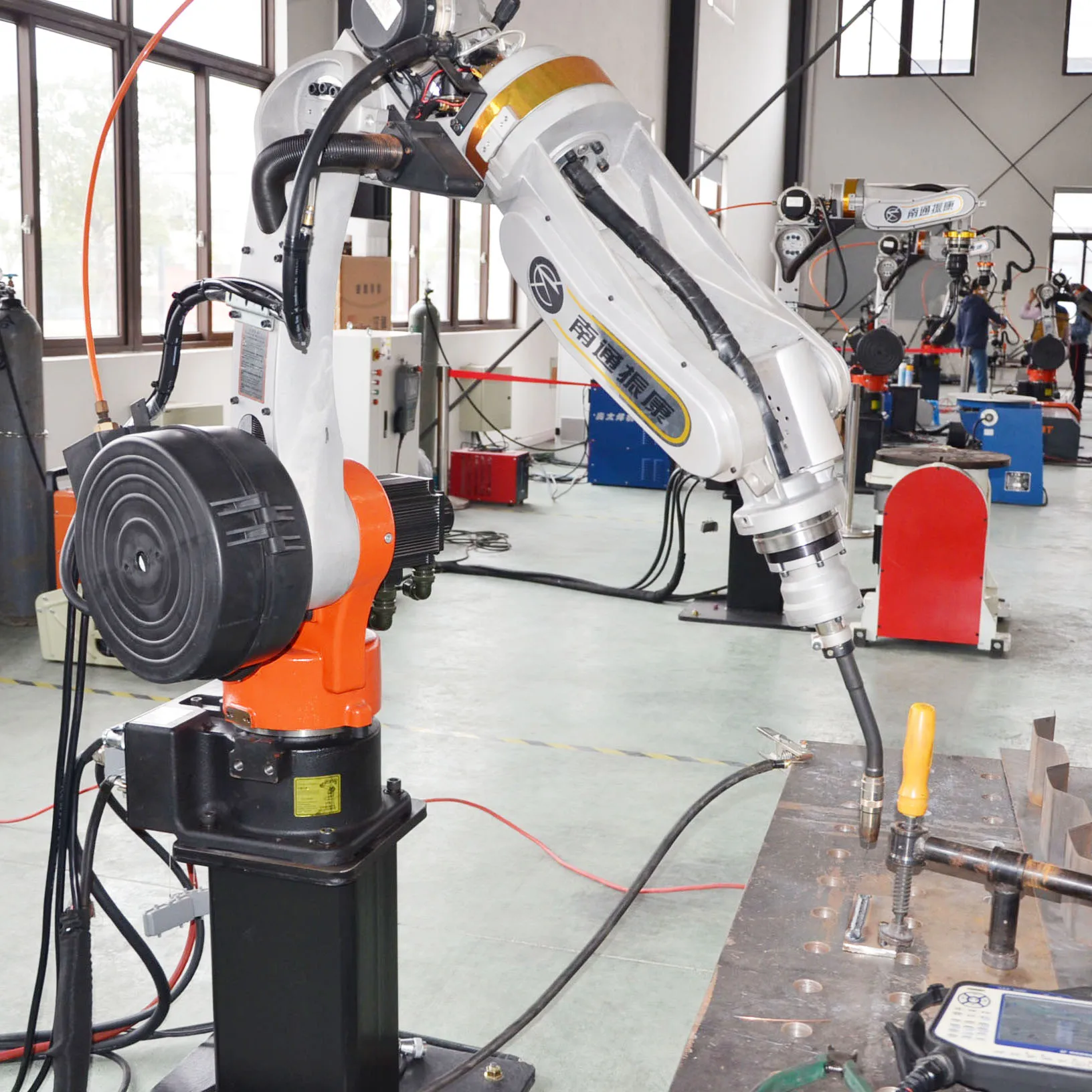 Алюминиевый сварочный робот Arm Arc Tig 6 оси Промышленный для строительных лесов
