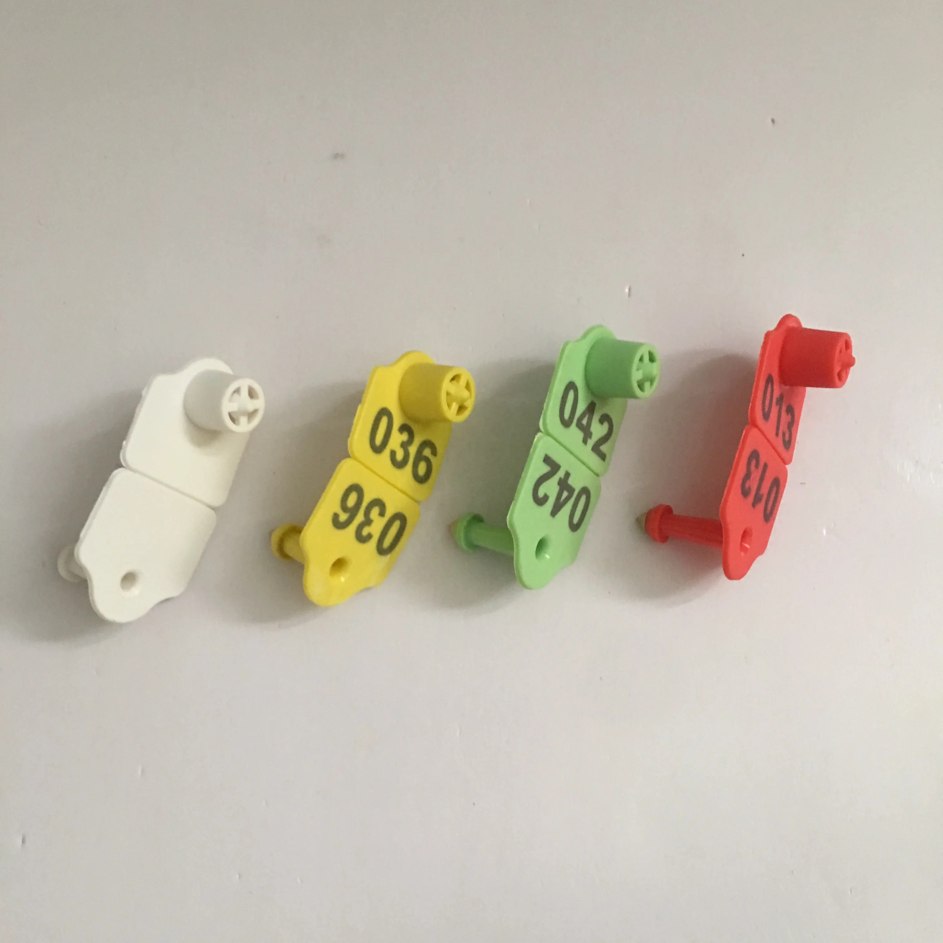 Заводская бирка для овец с металлической булавкой