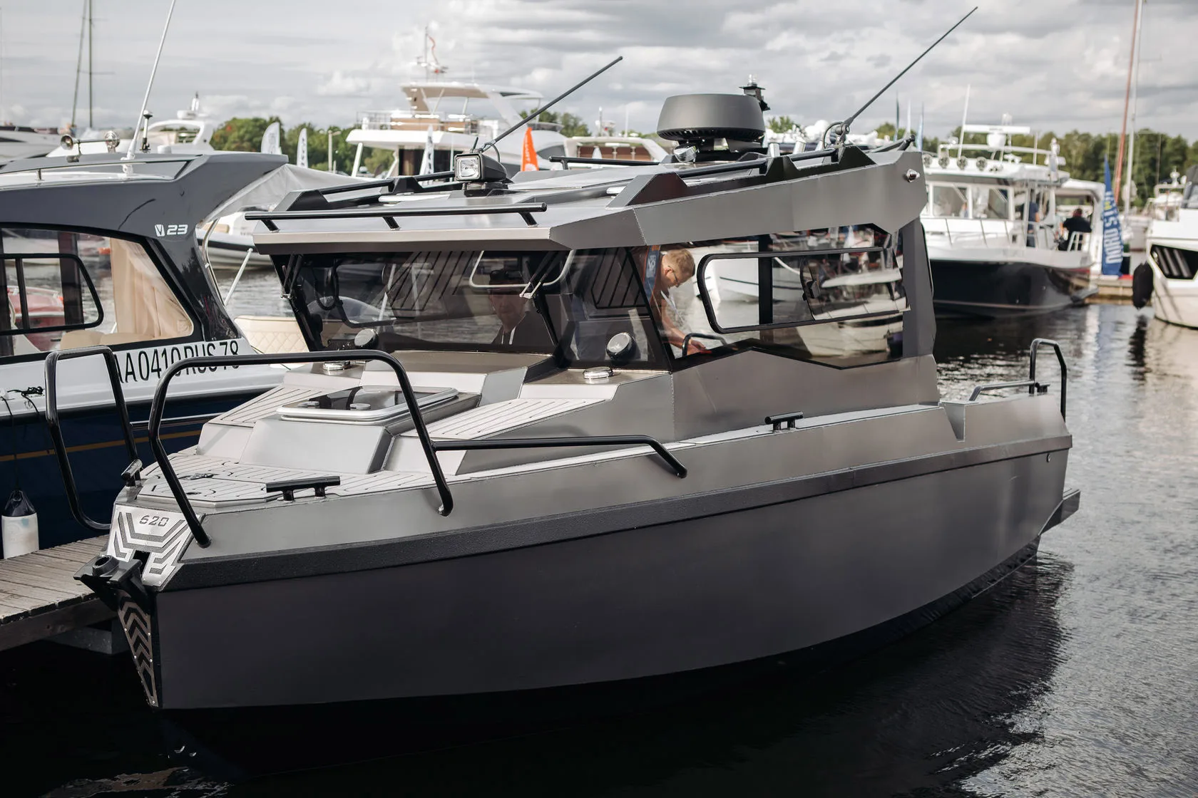 Low-Priced 26ft Family Party Boats New Rowing Fishing Boats with Sofa Sleeping Quarters for Surfing