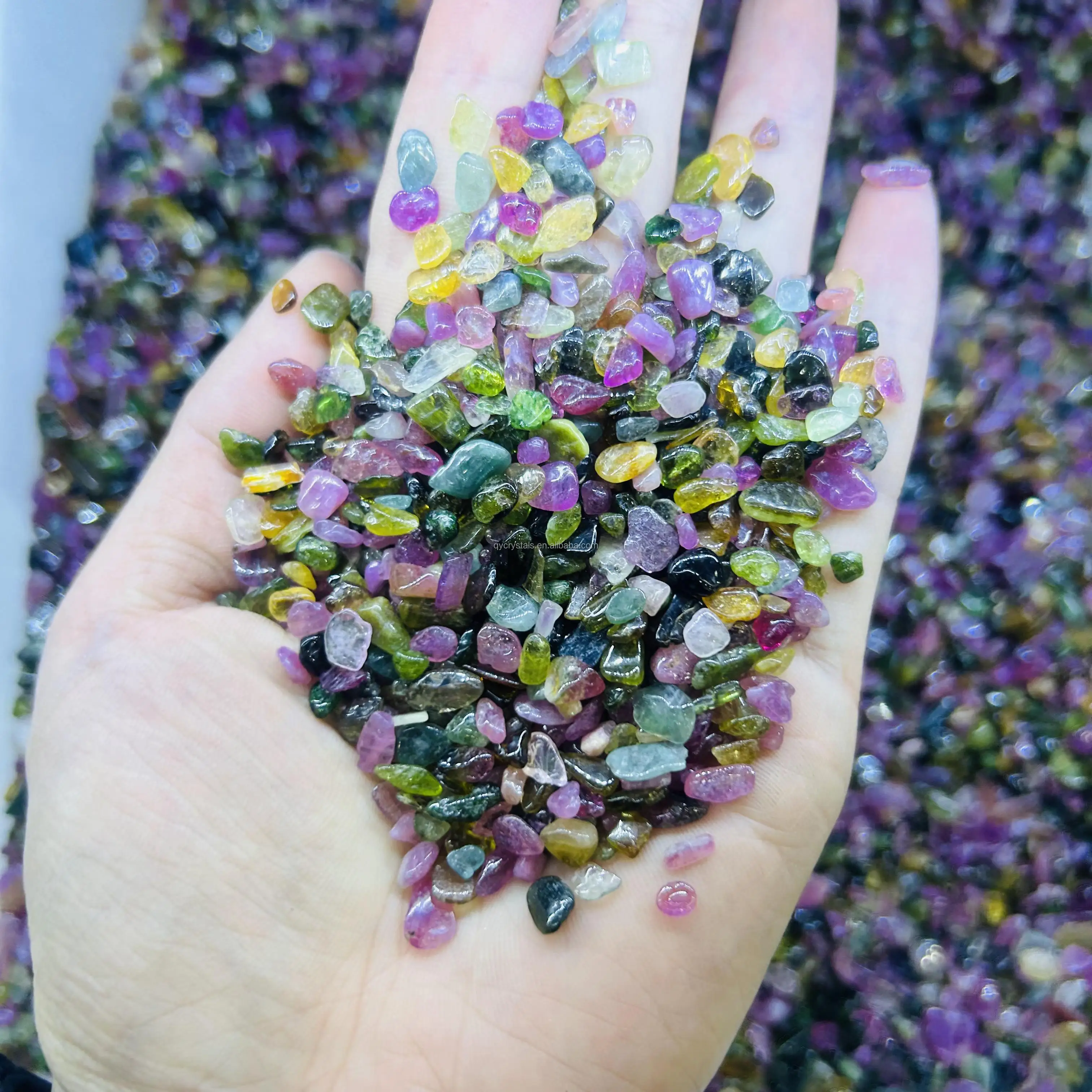 Оптовая продажа высококачественных натуральных красочных турмалиновых чипов лечебный кварцевый гравий Reiki для украшения комнаты