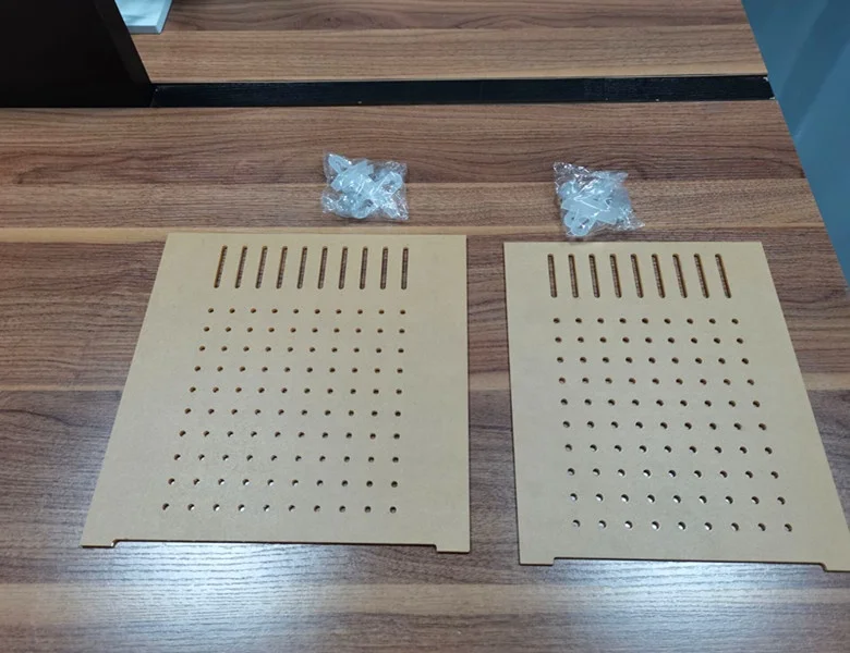 Aquarium Fish Tank Divider Isolation Bord with 6 Suction Cups for Mixed Breeding Multi Holes Acrylic