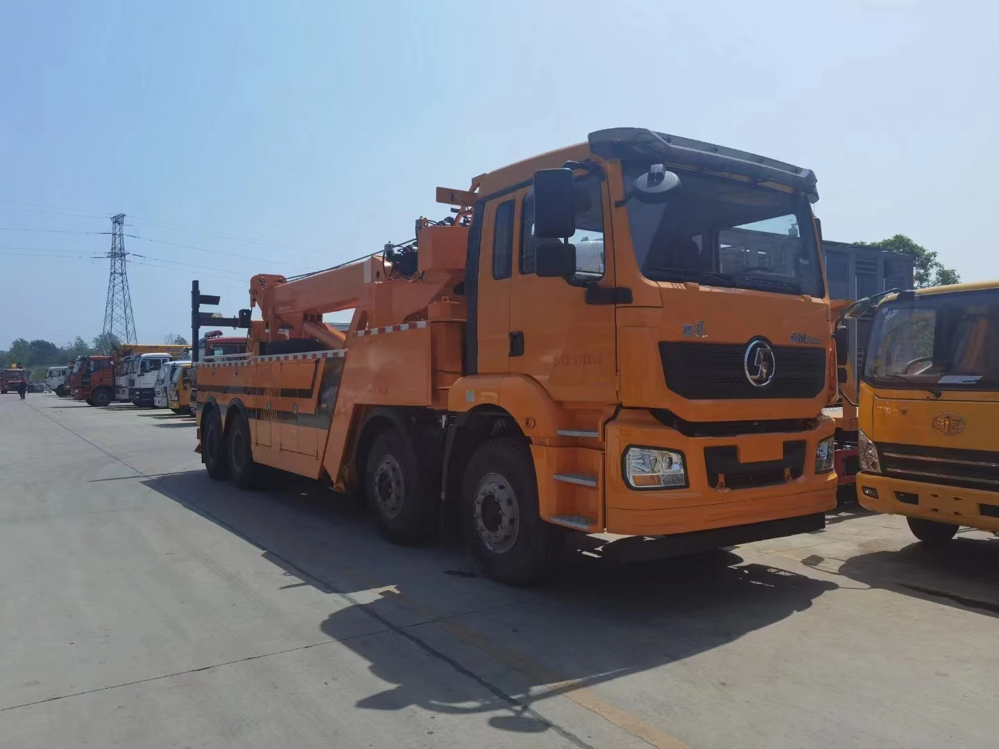 China cheap 8X4 chassis heavy duty road wrecker towing truck for sale