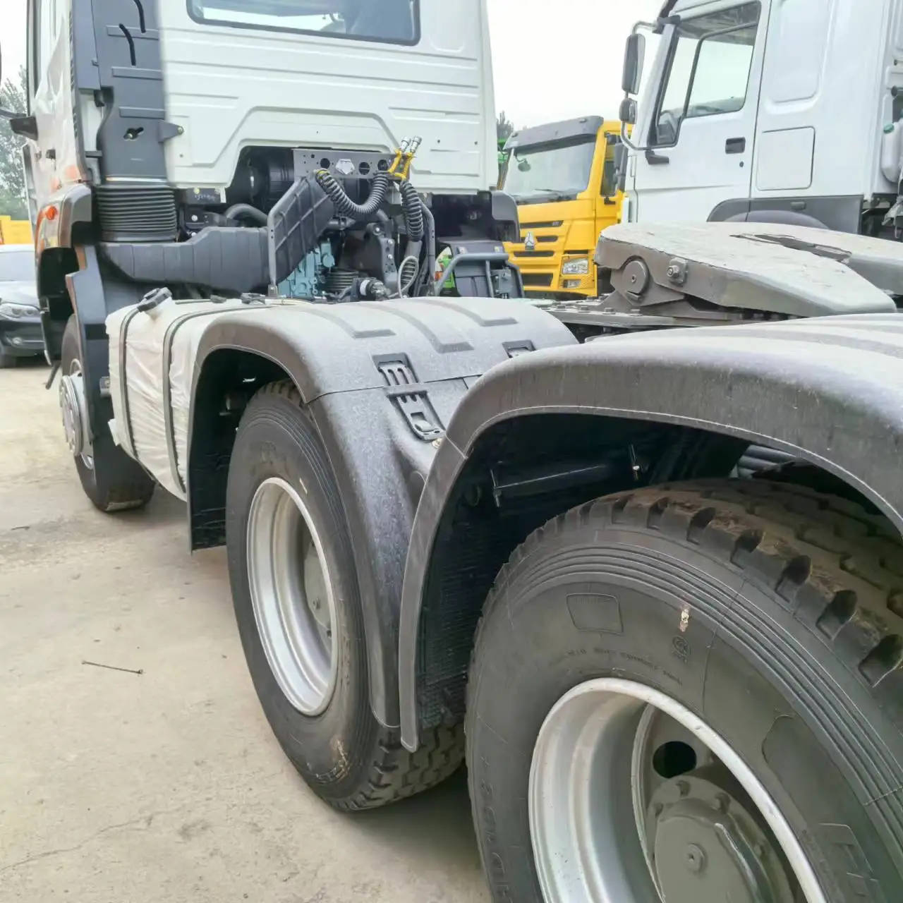 Low Price Brand new Sinotruk 6X4 Tractor Head Truck Diesel Engine Manual Transmission