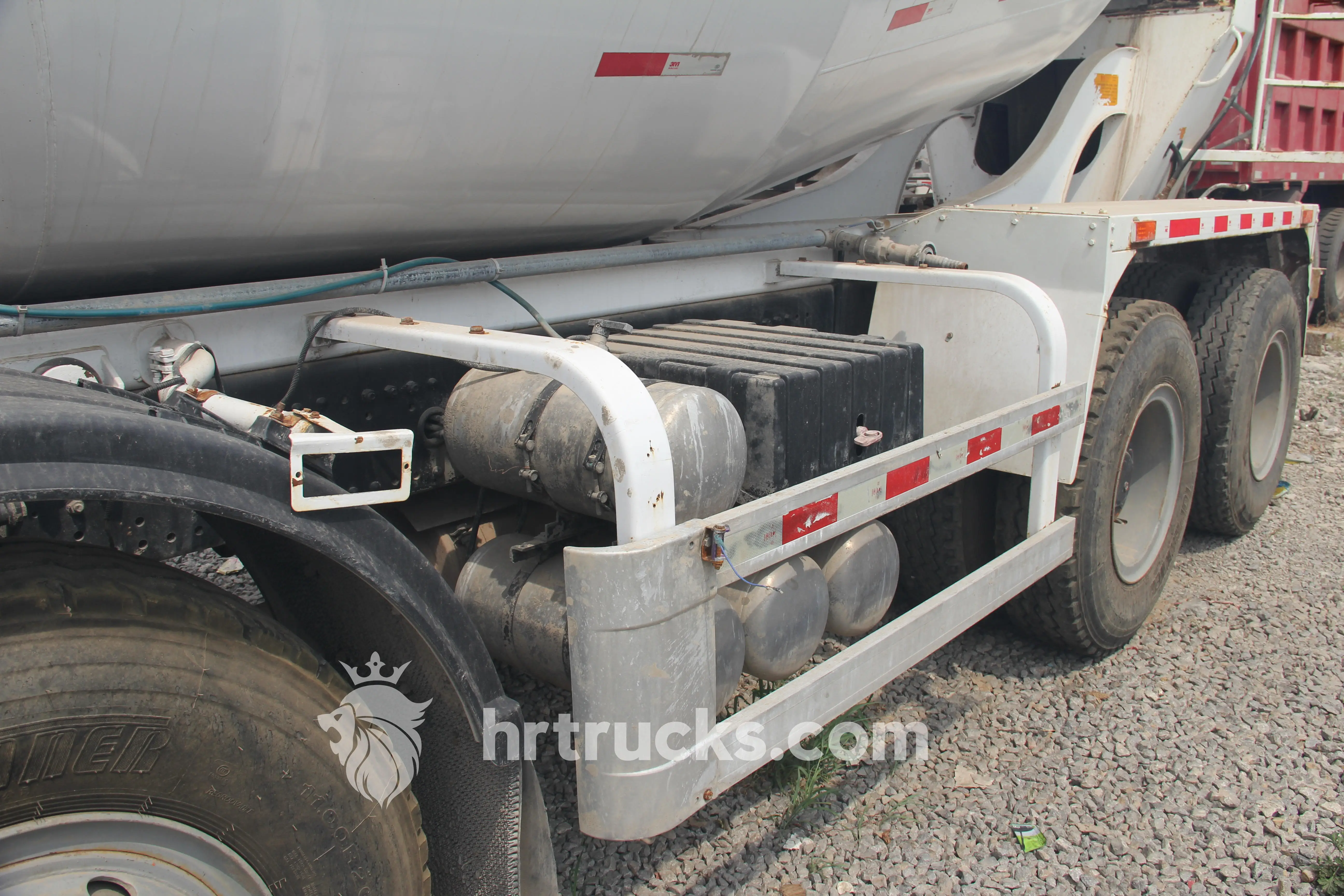 Hot sale Powerful engine and advanced control system bituminous ash dust tank for Shacman Delong new X3000 8*4