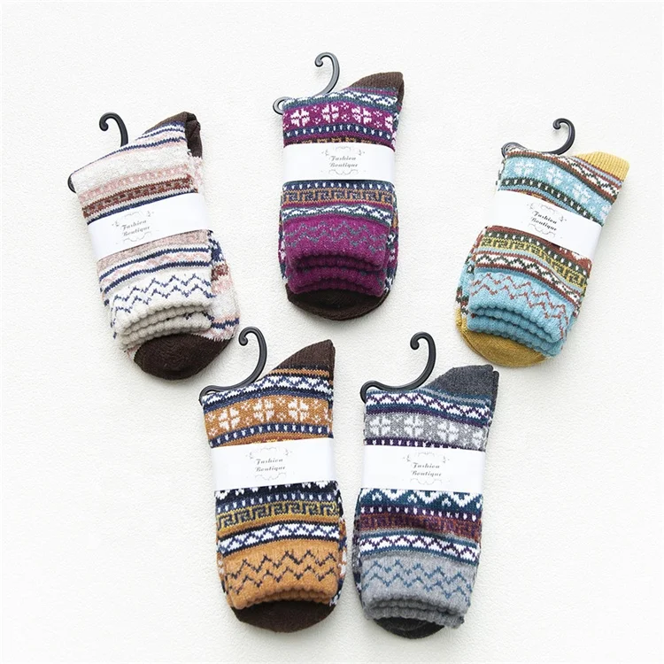 
2019 Hot Sale Vivid Color Fashion European And American Fashion Christmas Thick Crew Socks For Men 