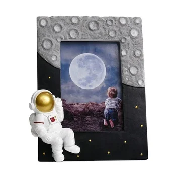 Low Price In Stock 6 Inch Fashion Design Space Theme Resin Astronaut Figurine Gold Photo Frame For Kid Room Decor
