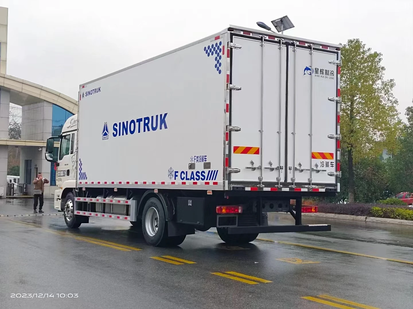 Подержанный 2010 ISUZU ELF грузовик морозильник фургон