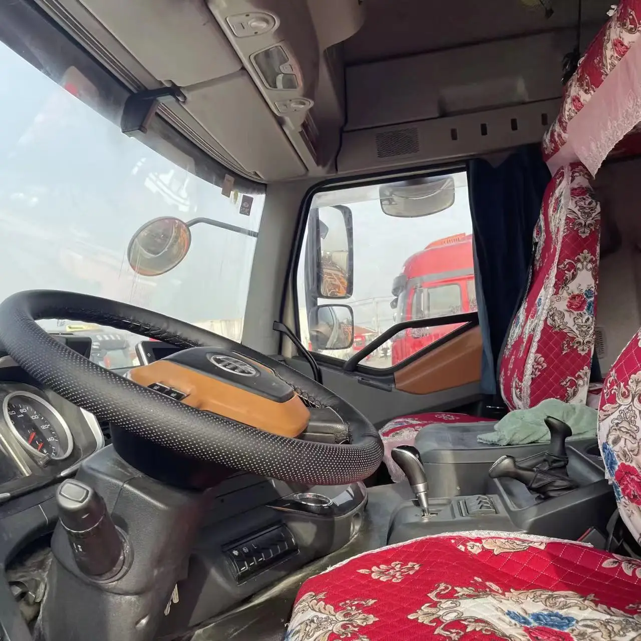 Подержанный дизельный трактор FAW Jiefang J6P 550 лошадиных сил 6x4 в хорошем состоянии