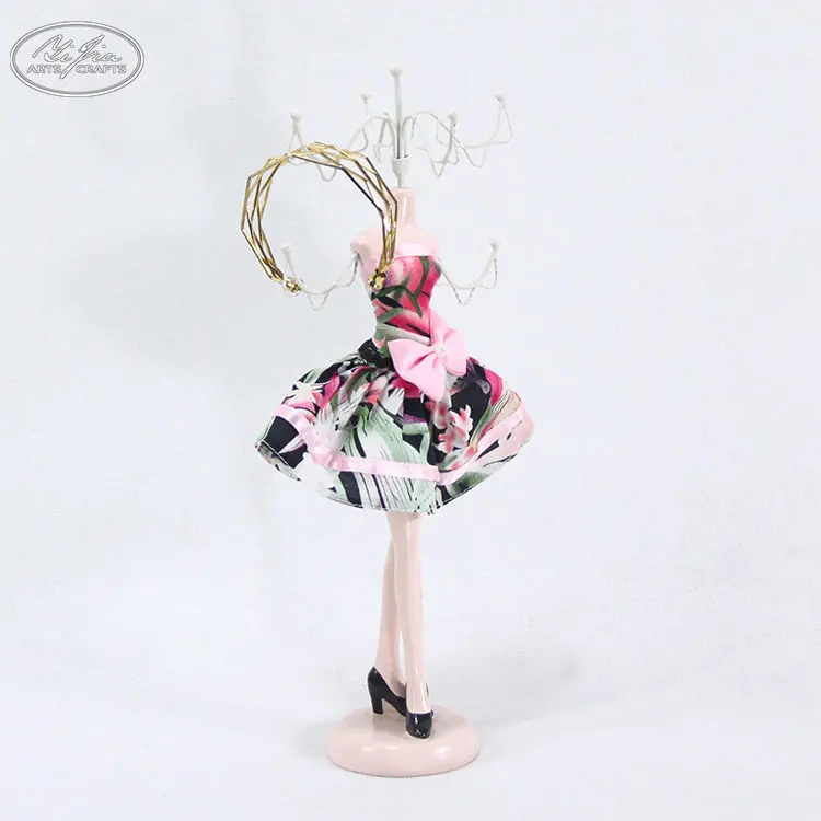 Customized jewelry window display fashion doll shaped jewelry display set