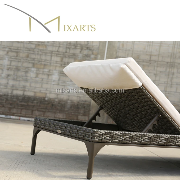 
100% Handmade Outdoor Daybed Easy Clean Metal Base Bamboo Rattan Sun Lounge 